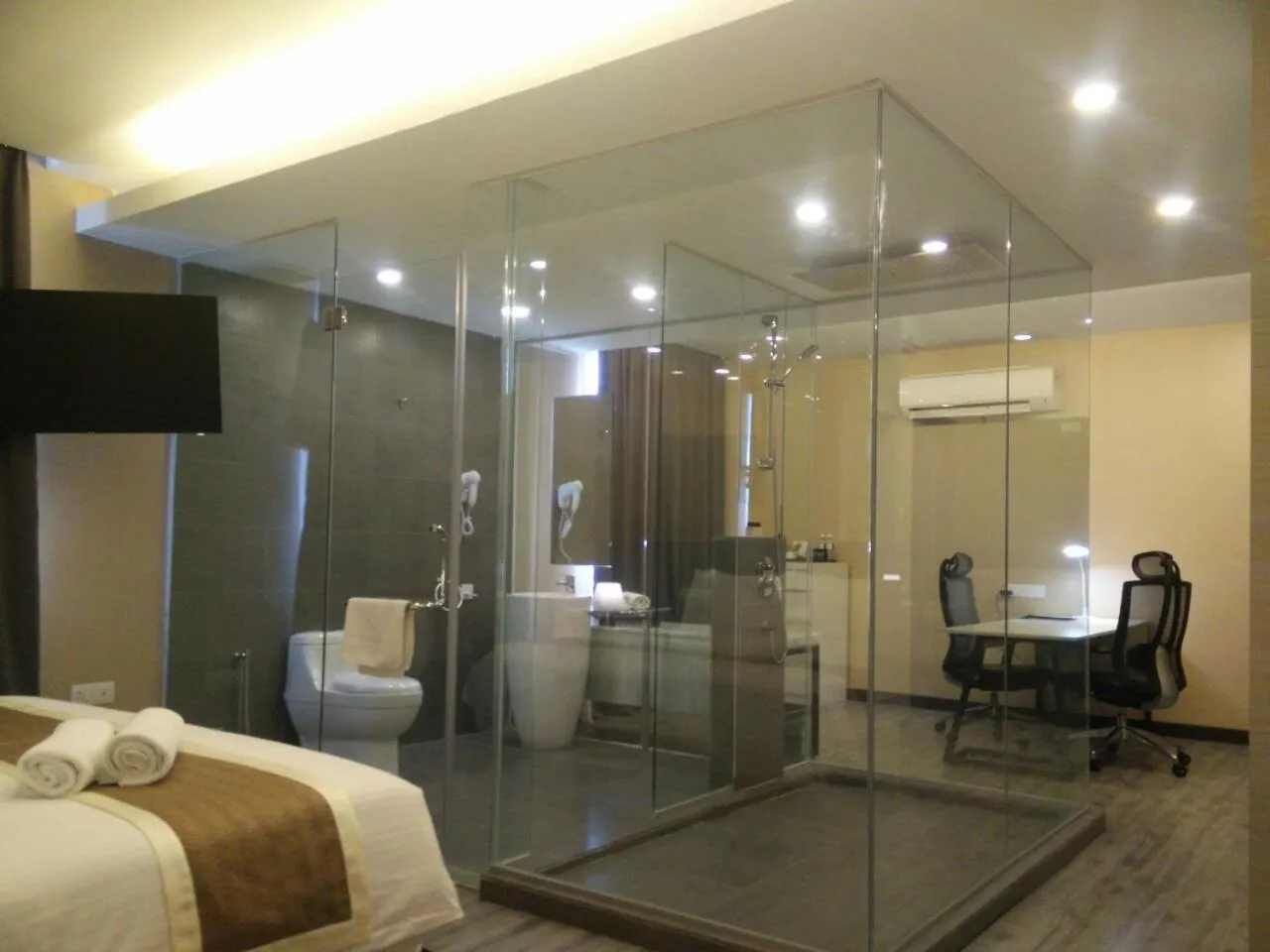 Shower, Bed in The Leverage Business hotel (Skudai)