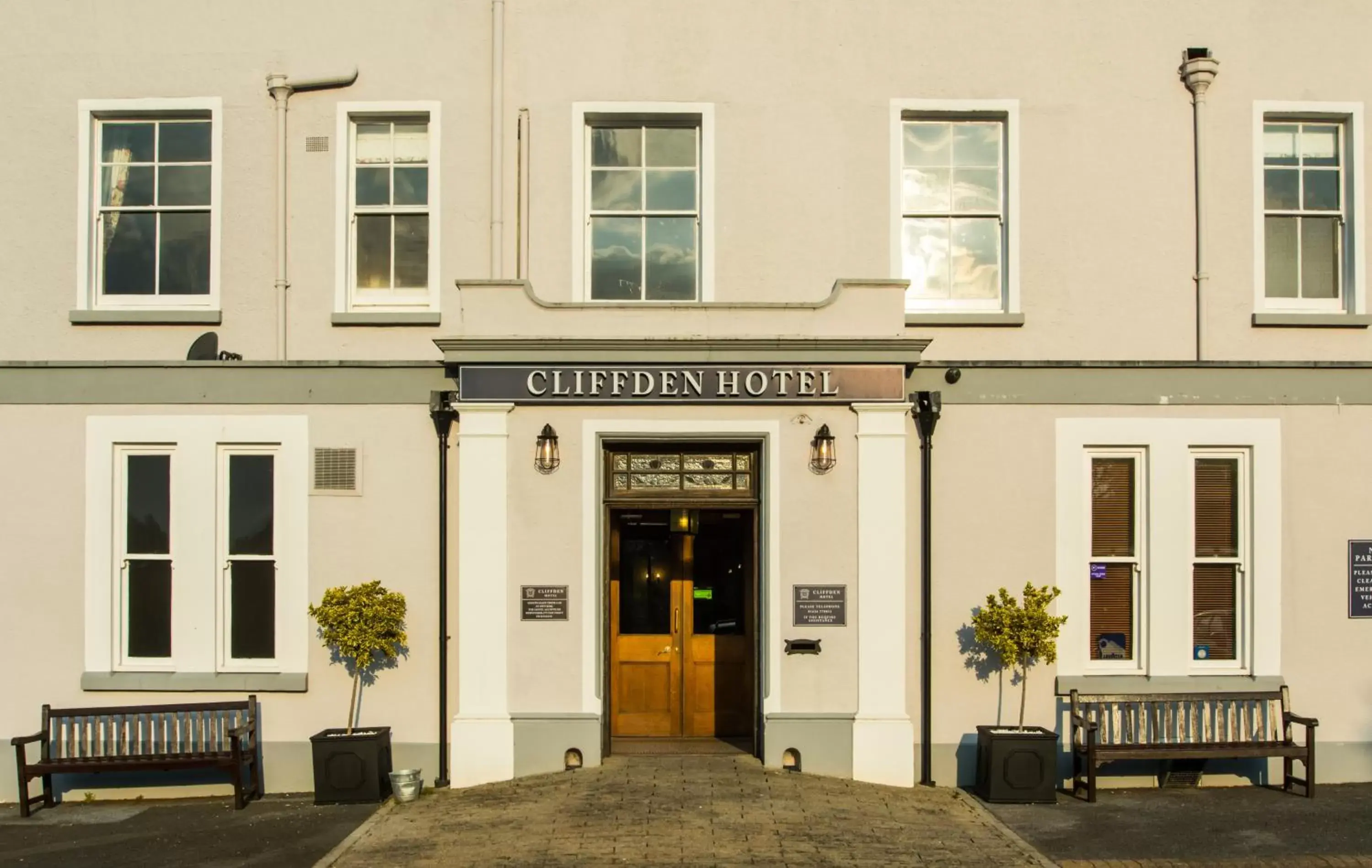 Facade/entrance in Cliffden Hotel