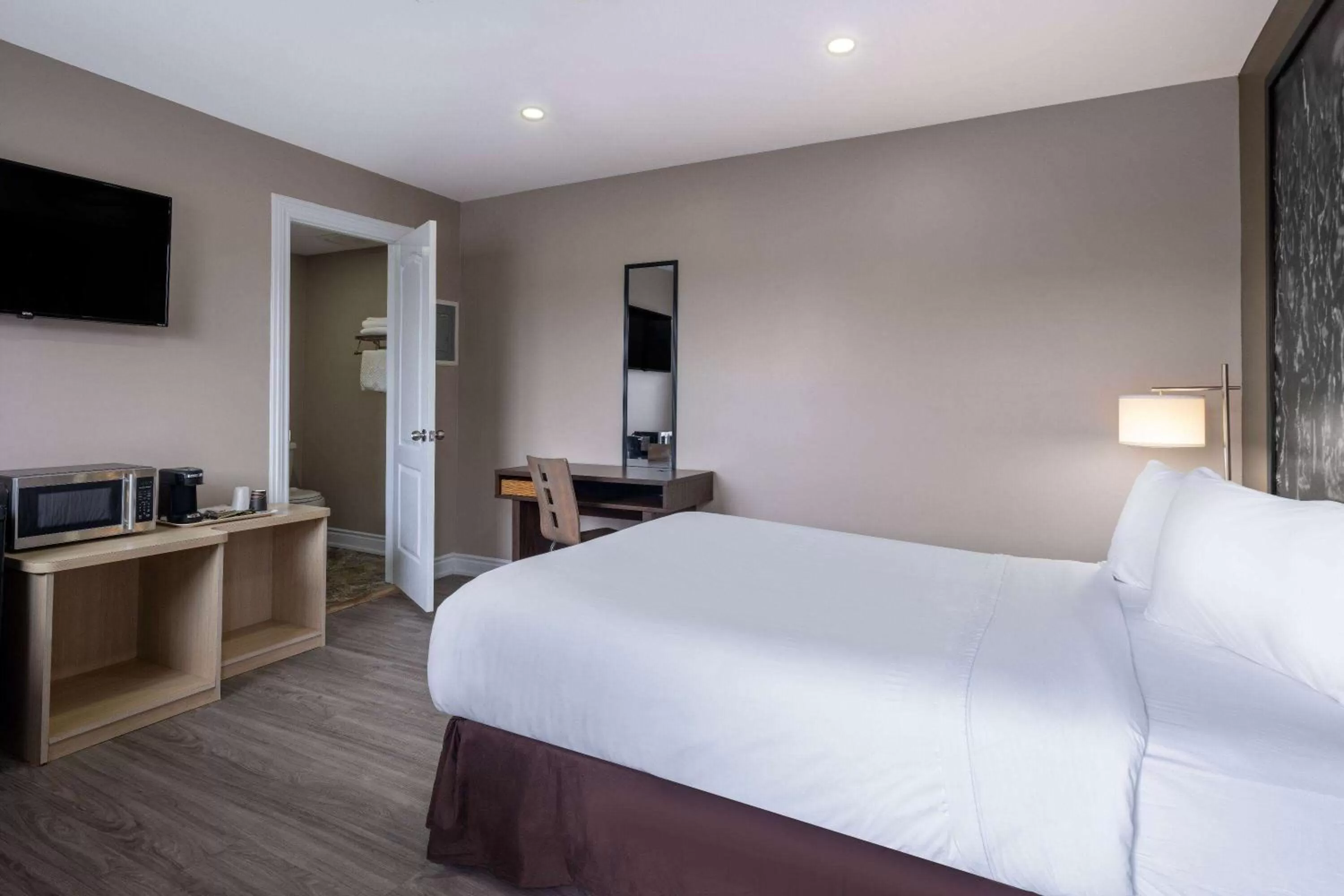 Photo of the whole room in Super 8 by Wyndham Niagara Falls ON