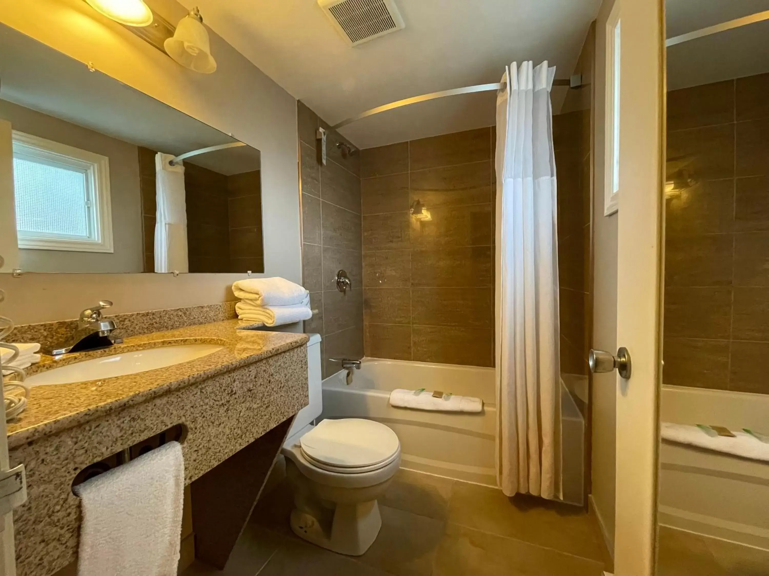 Shower, Bathroom in Super 8 by Wyndham Gananoque - Country Squire Resort