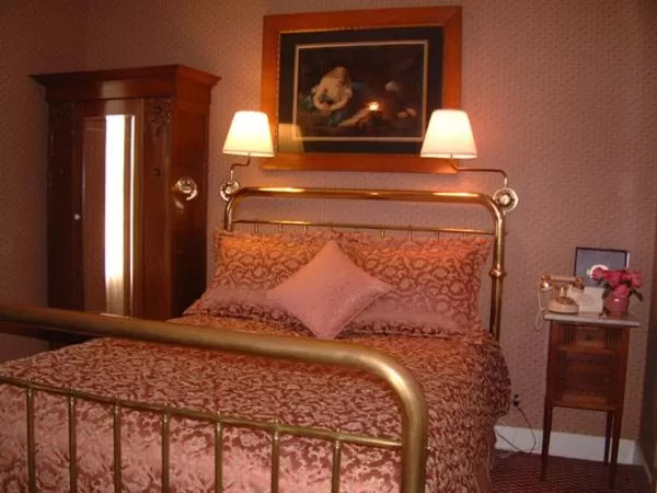 Bed in Mendocino Hotel & Garden