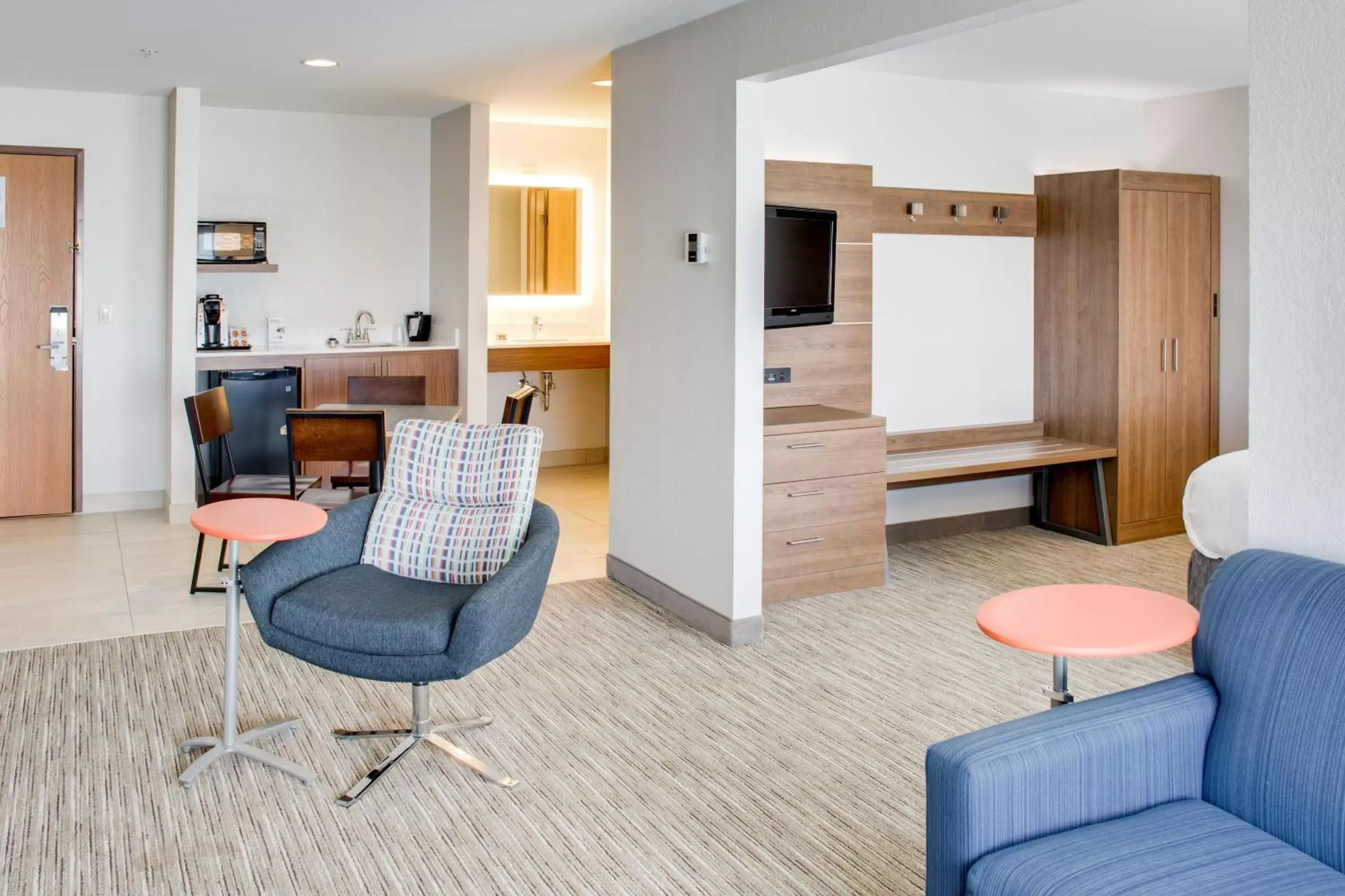 Bedroom, Seating Area in Holiday Inn Express Hotel & Suites Chickasha, an IHG Hotel