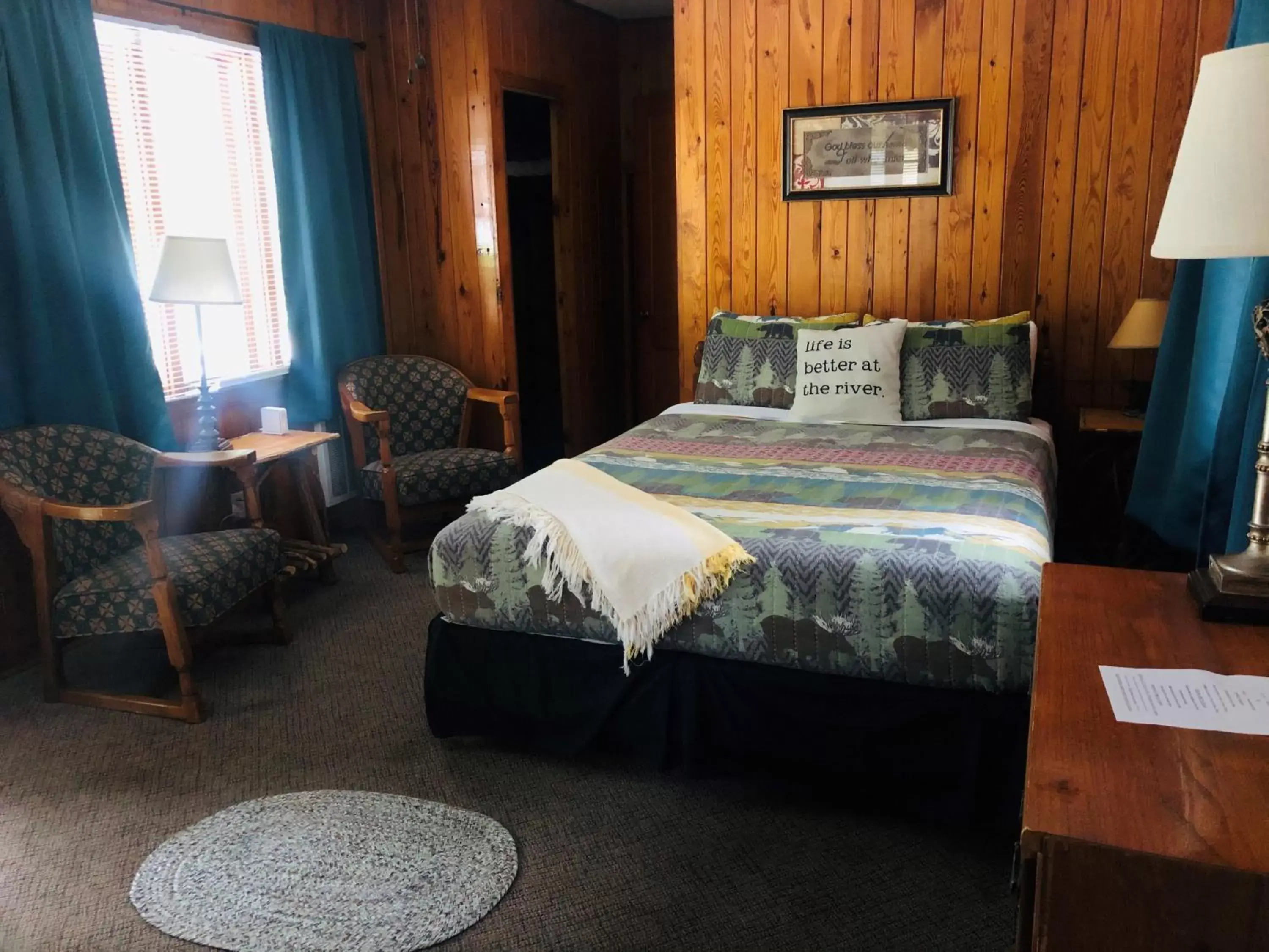 Bed in The Evening Shade River Lodge and Cabins