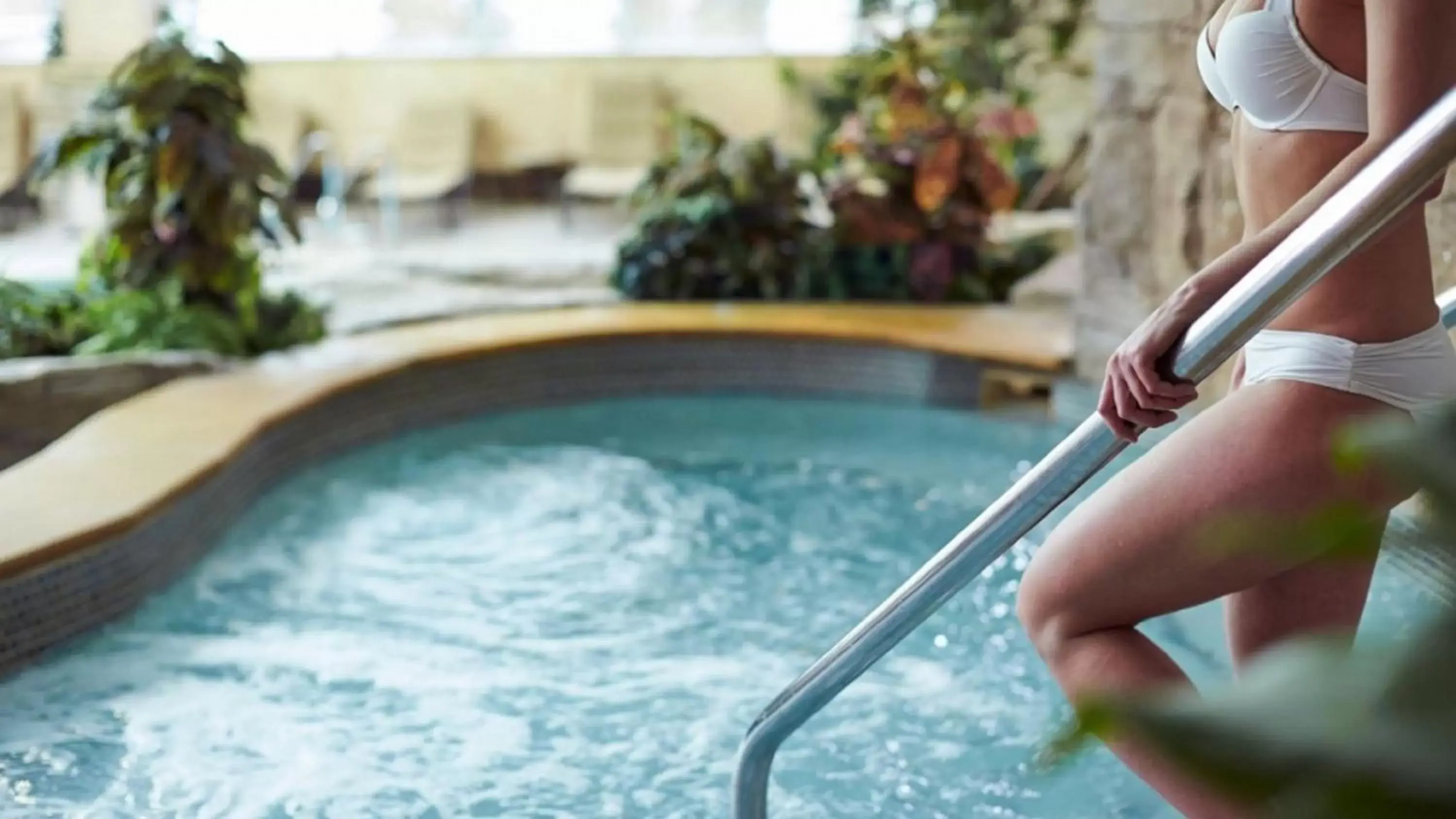 Hot Tub, Swimming Pool in Mystic Lake Casino Hotel