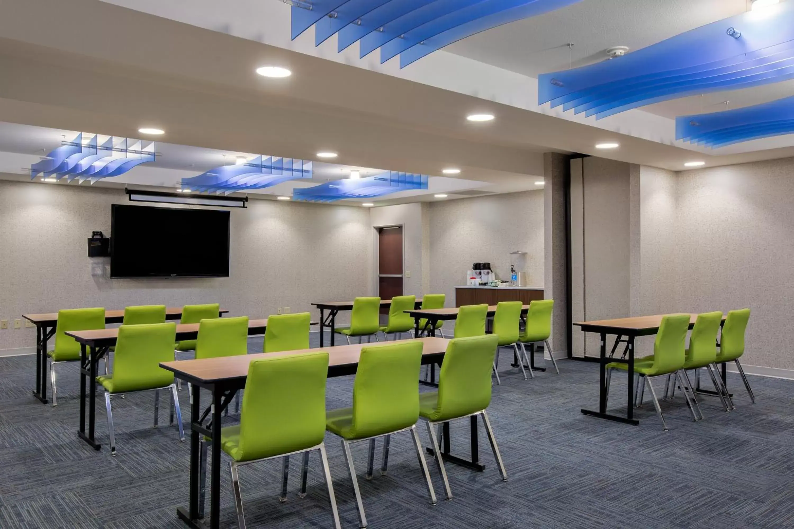 Meeting/conference room in Holiday Inn Express Hotel & Suites Ontario, an IHG Hotel