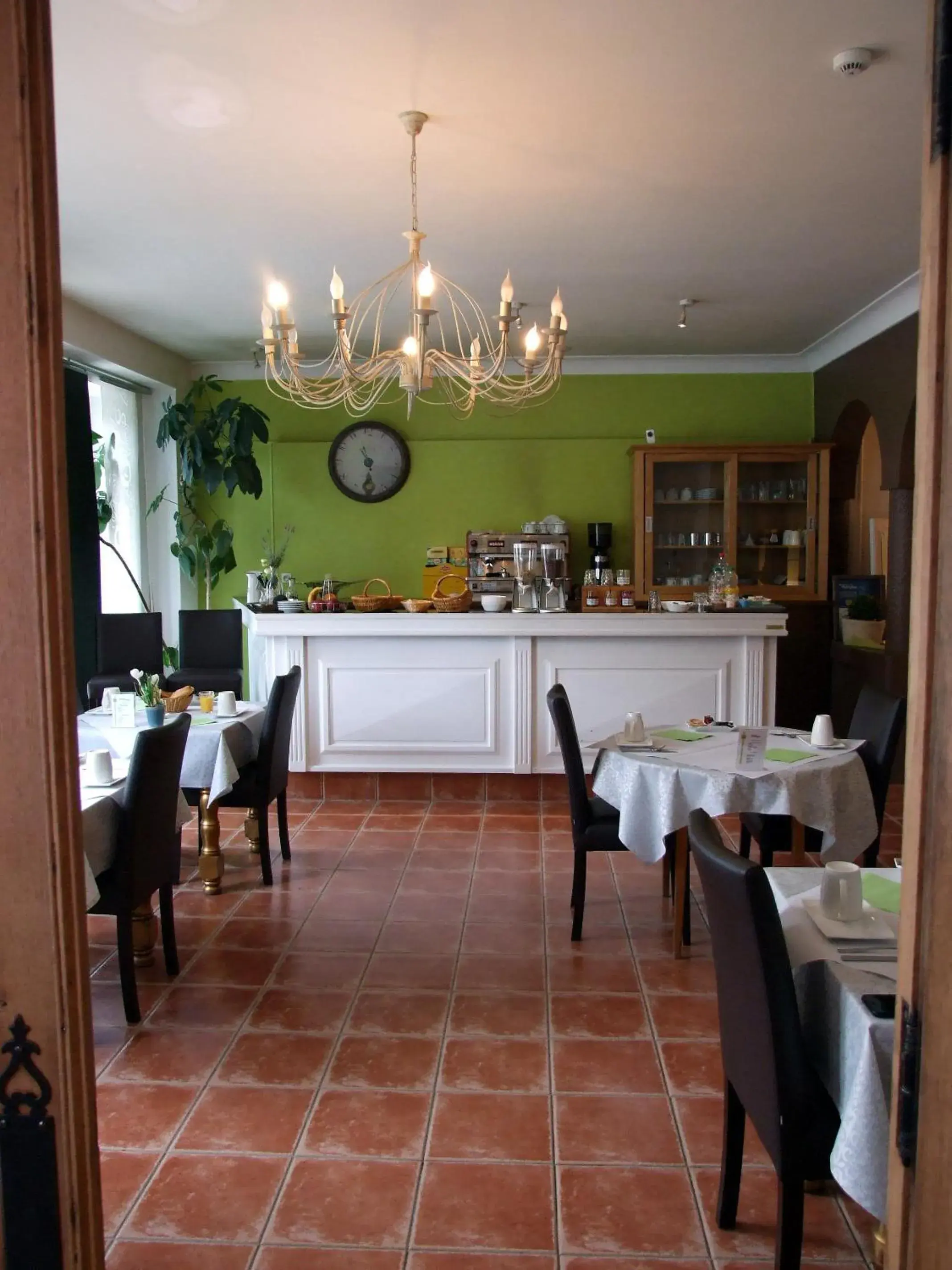 Area and facilities, Restaurant/Places to Eat in Logis Hotel L'Occitan