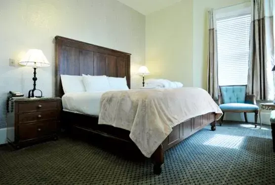 Bed in 1905 Basin Park Hotel