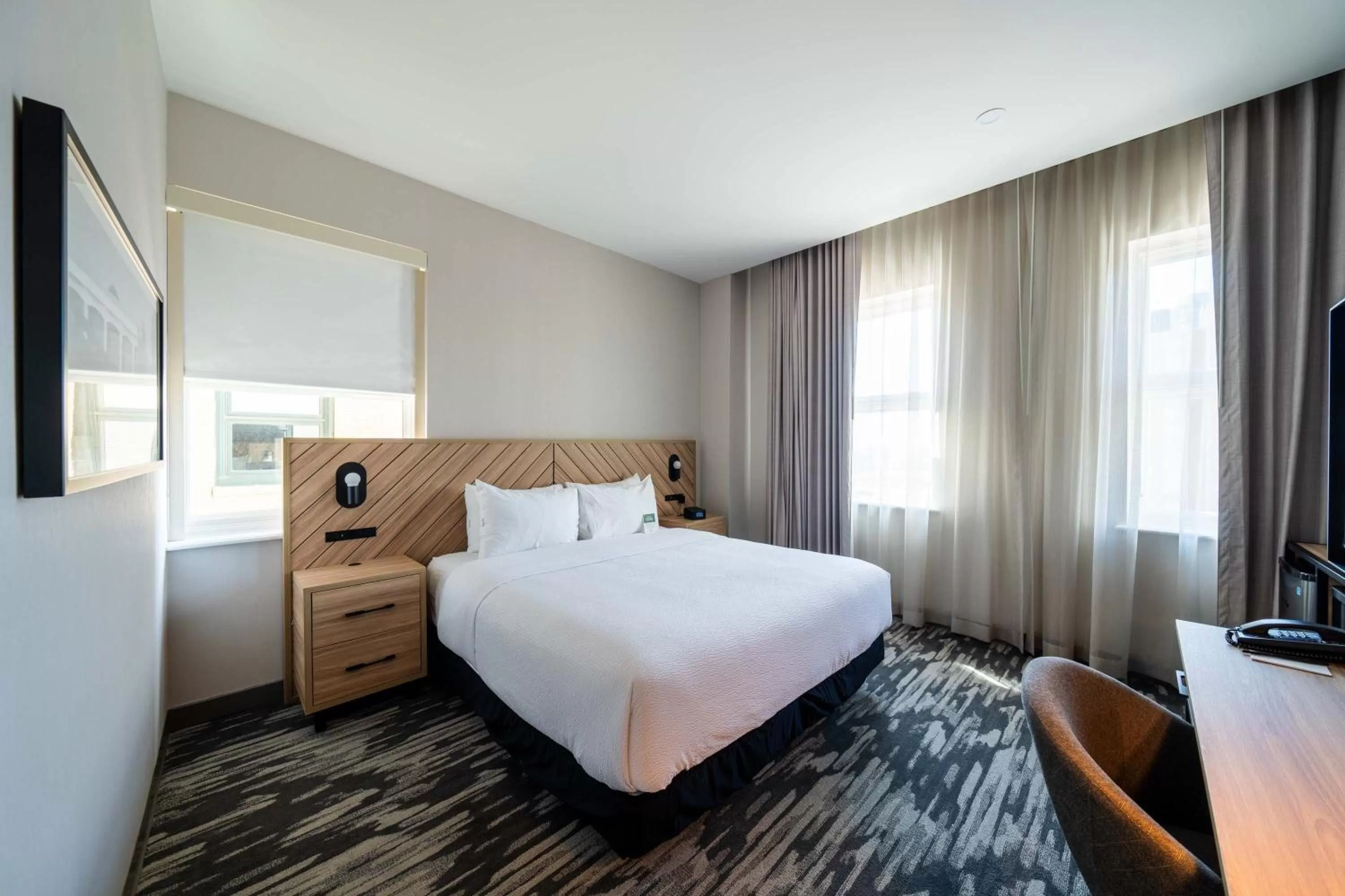 Photo of the whole room, Bed in Sandman Signature Fort Worth Downtown Hotel