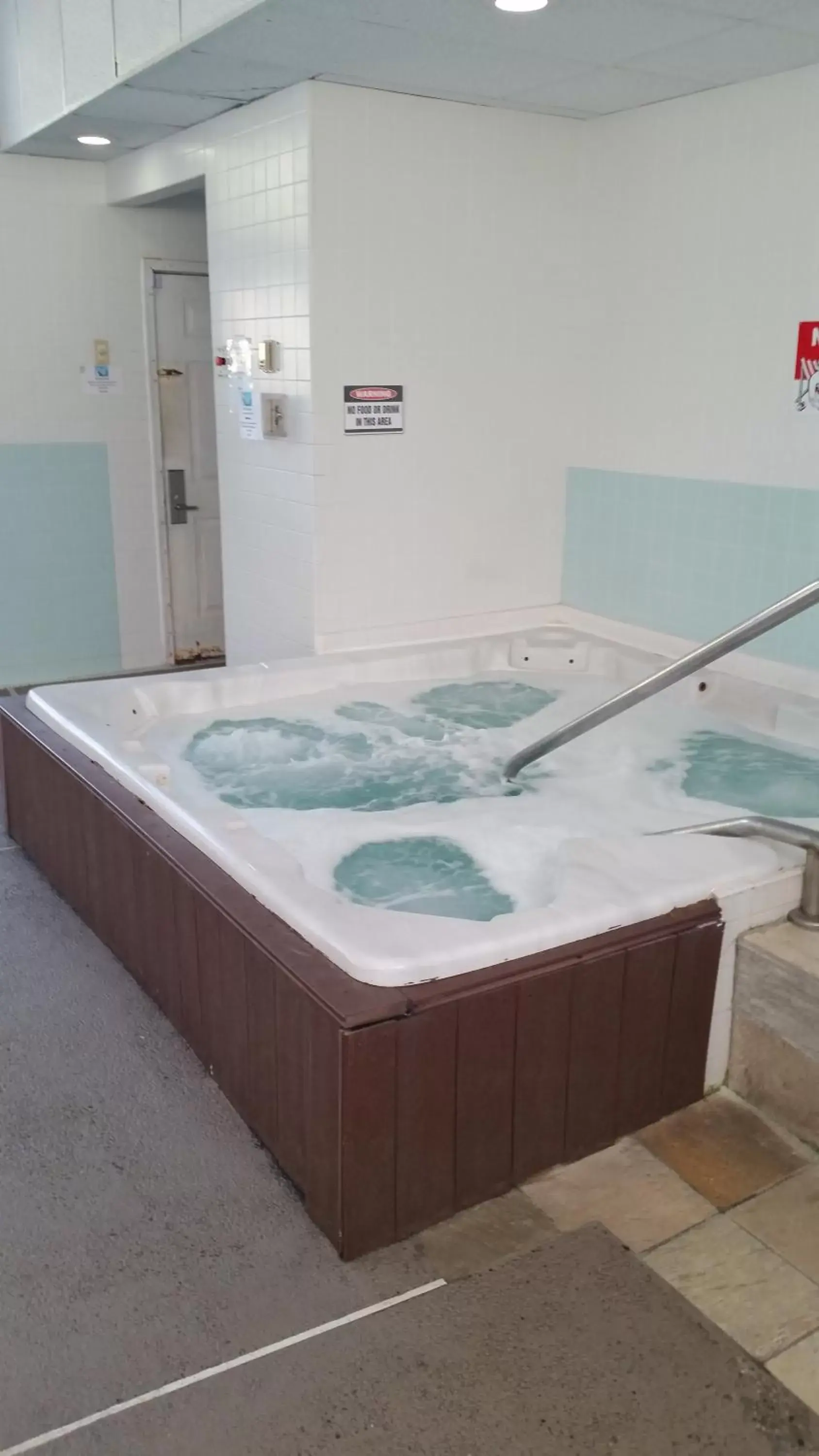 Hot Tub, Swimming Pool in FairBridge Inn & Suites