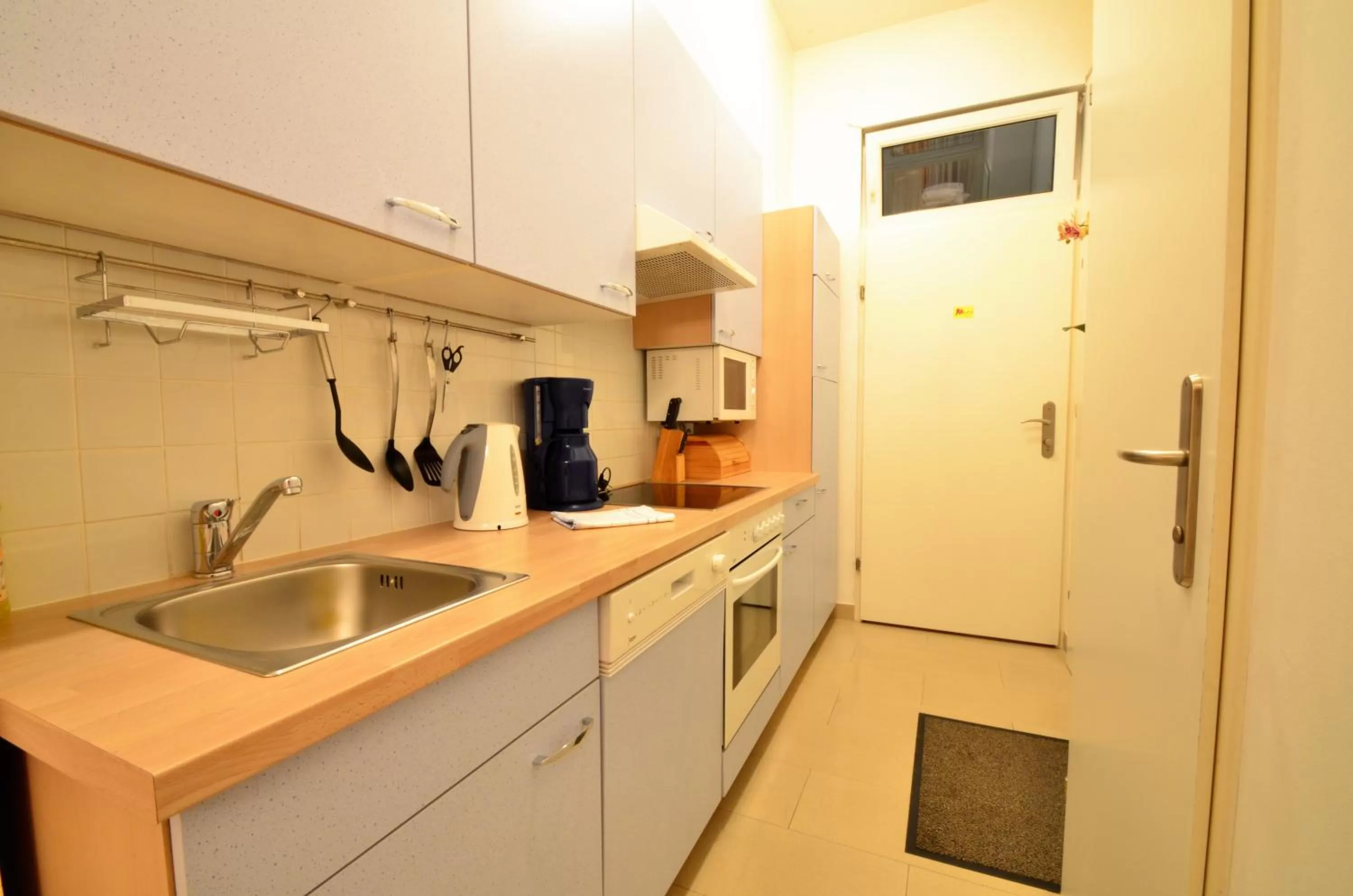 Kitchen or kitchenette in AJO Apartments - Messe City Flat - Self-Check-in