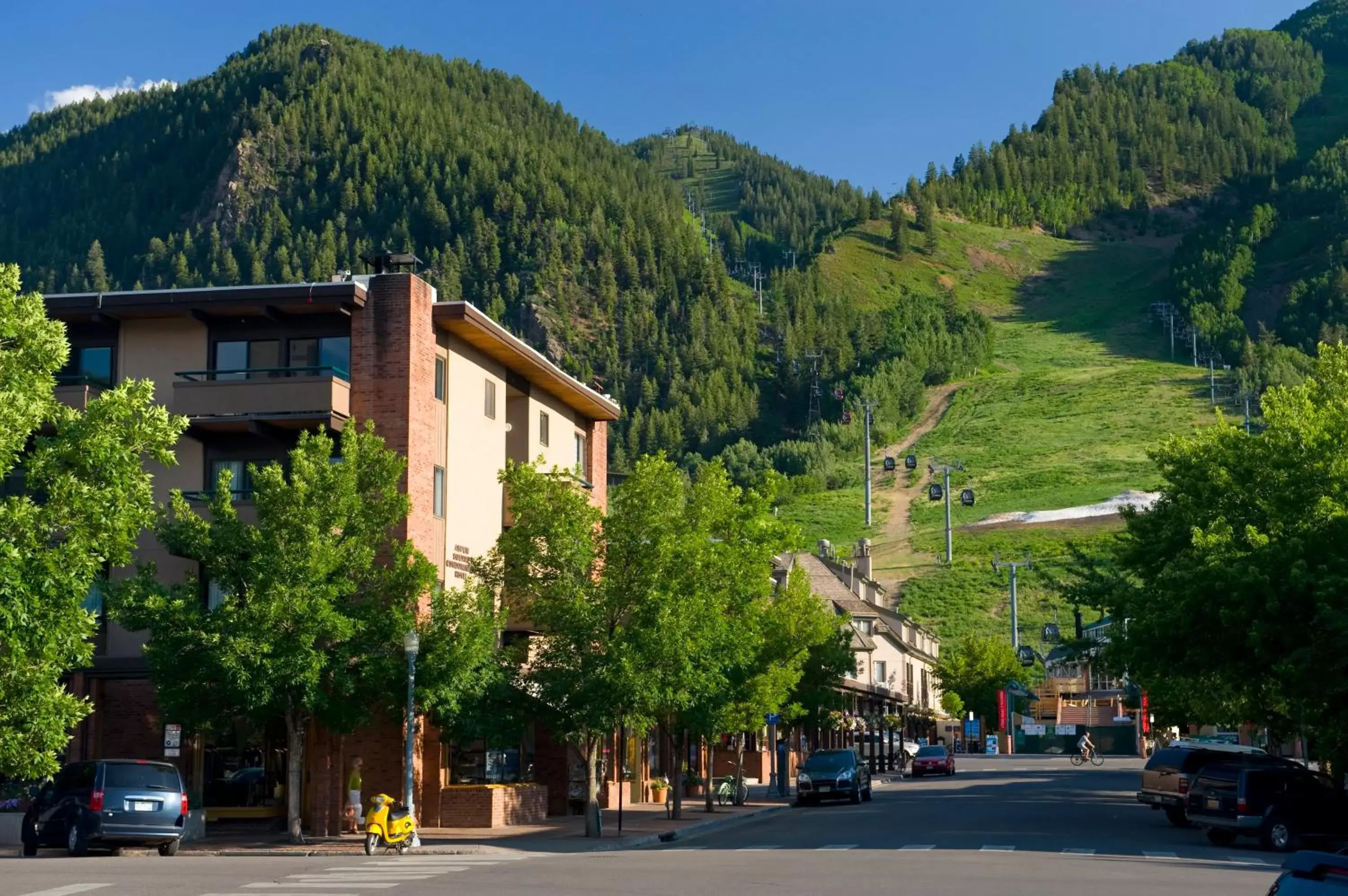 Facade/entrance, Property Building in Aspen Square Condominium Hotel