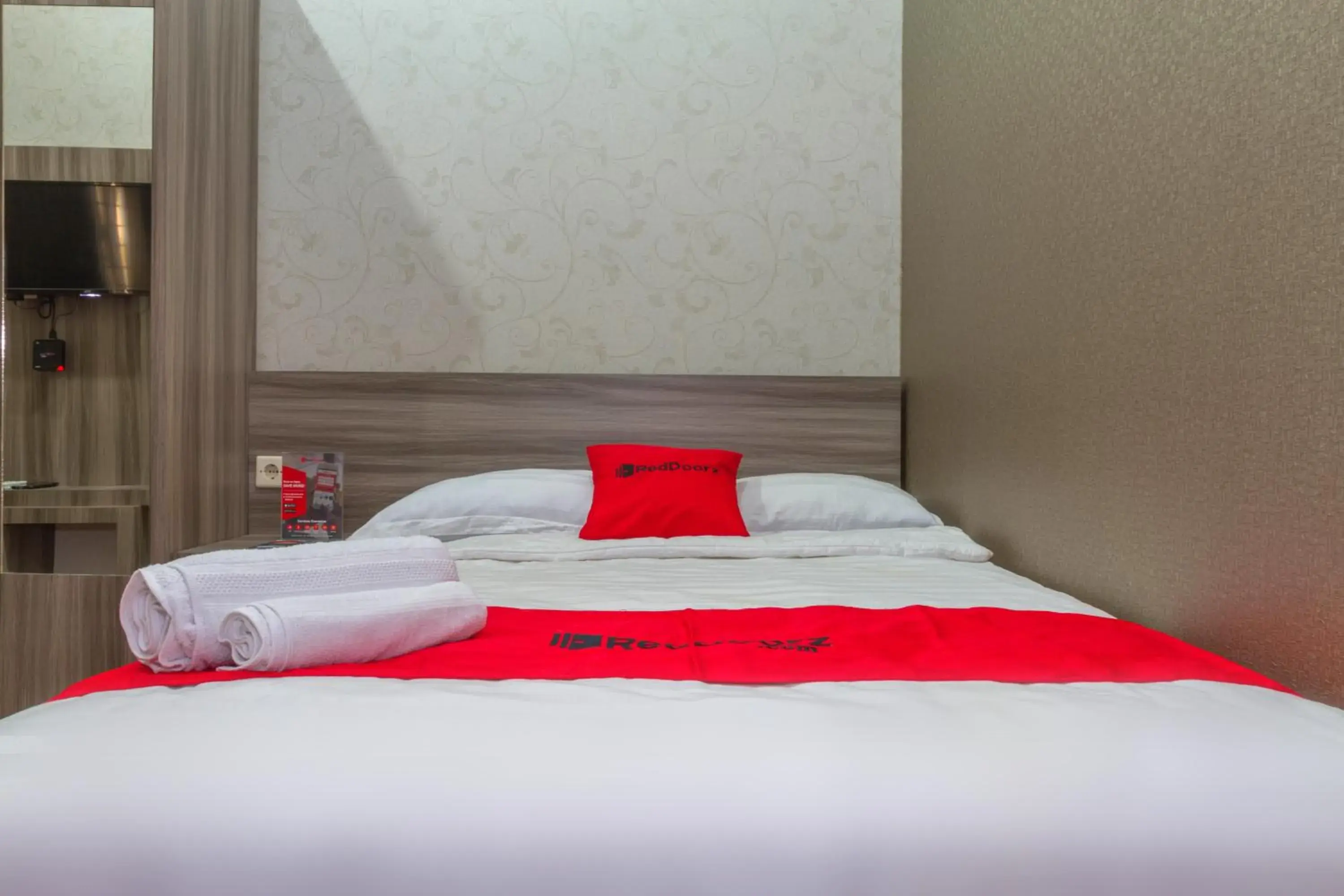 Bed in RedDoorz Plus near IPDN