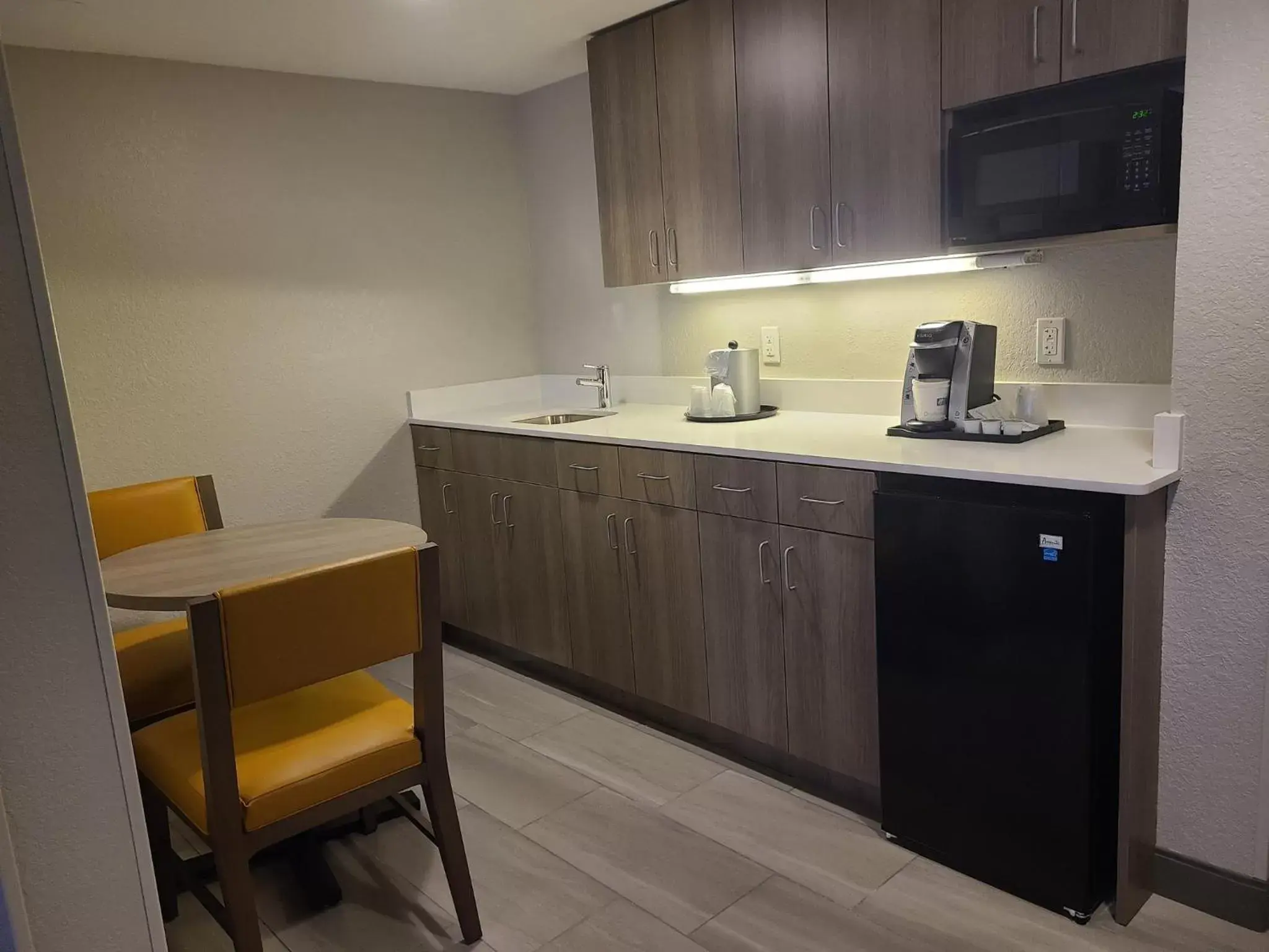 Photo of the whole room, Kitchen/Kitchenette in Holiday Inn Express Fort Lauderdale North - Executive Airport, an IHG Hotel