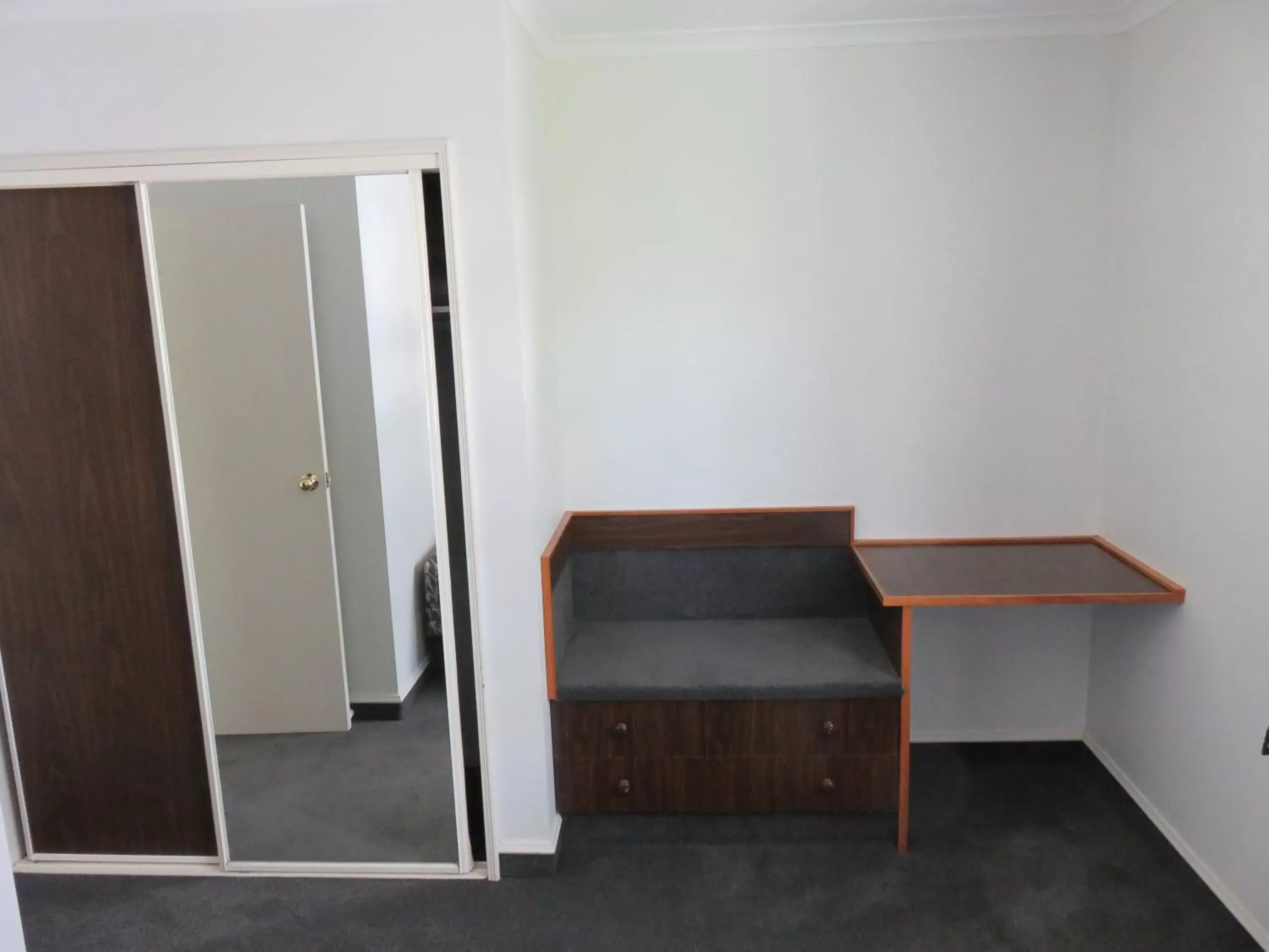 Bedroom, Seating Area in Admirals Motor Lodge