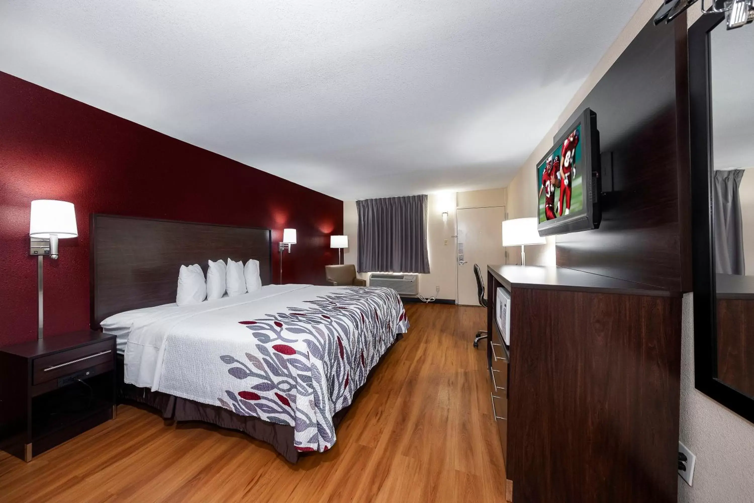 Photo of the whole room, Bed in Red Roof Inn Bordentown - McGuire AFB