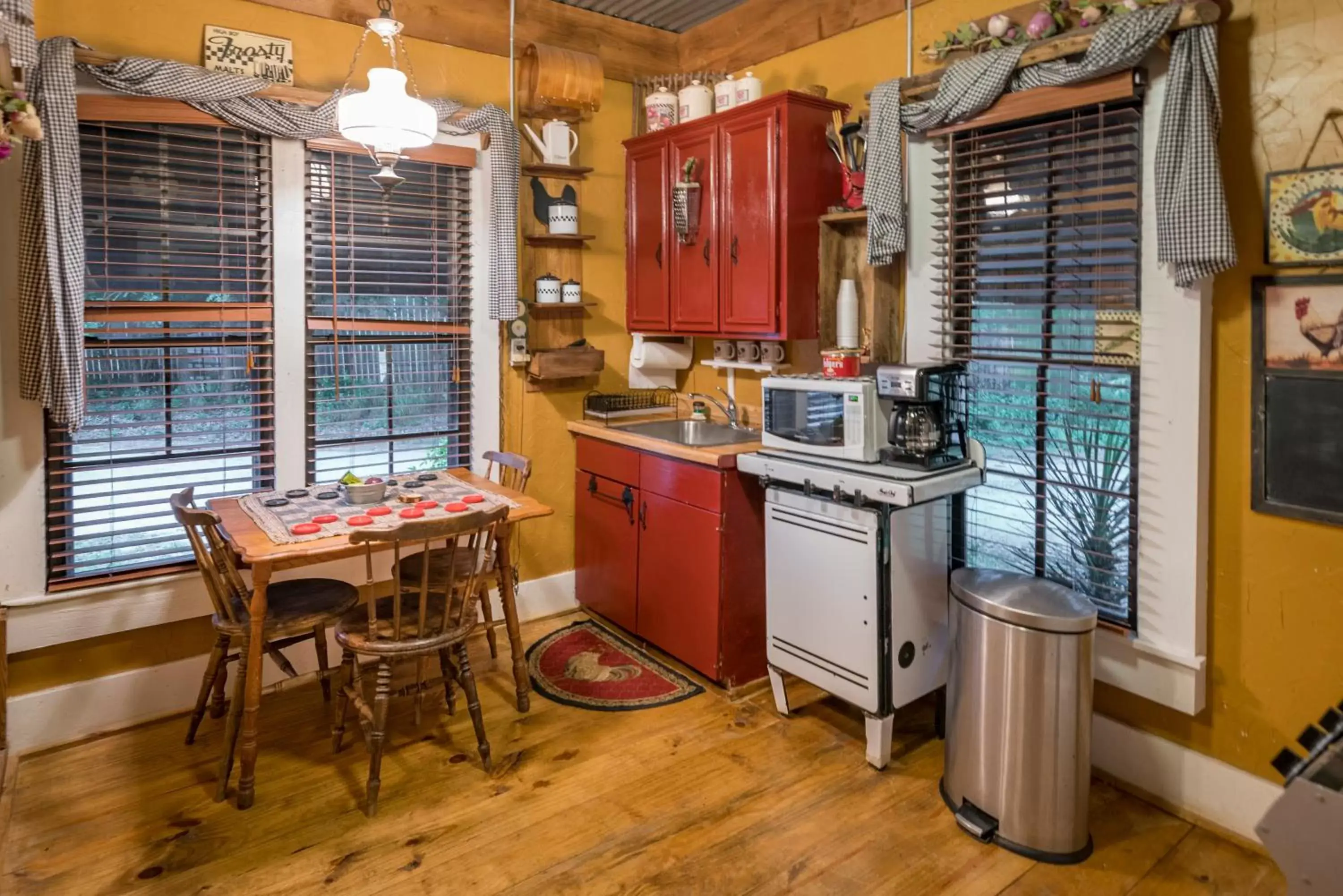 Kitchen/Kitchenette in Country Woods Inn