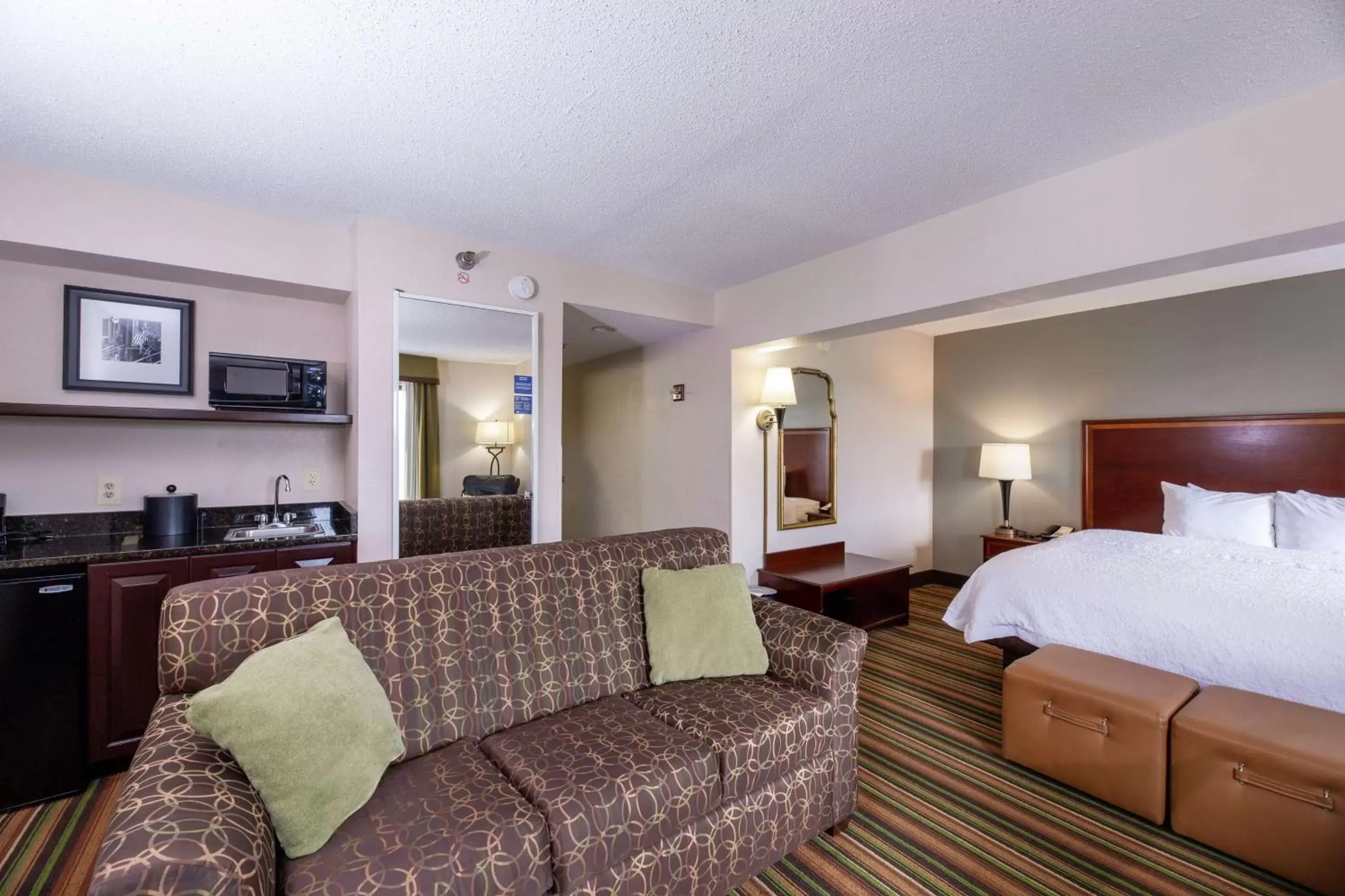 Living room, Seating Area in Hampton Inn Winston-Salem Hanes Mall