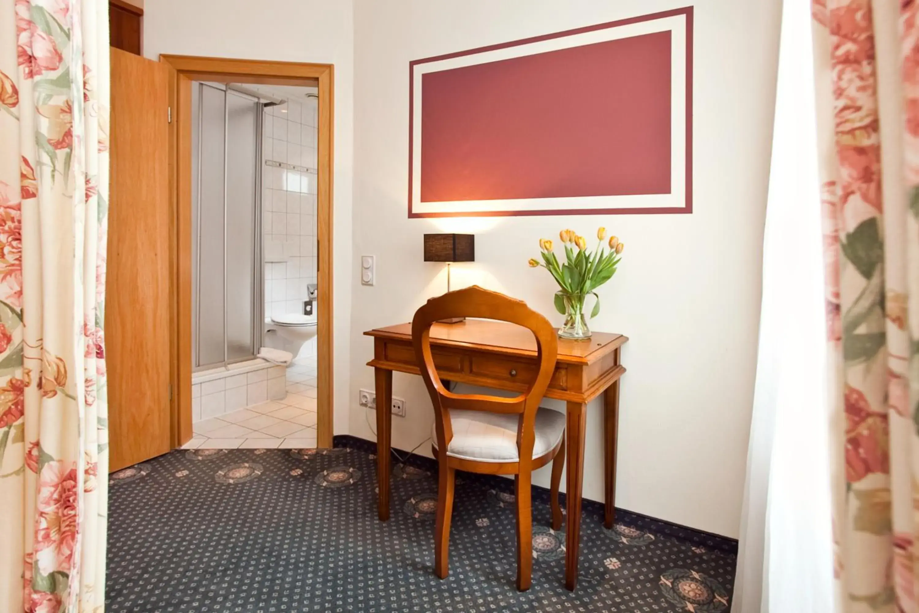 Photo of the whole room, TV/Entertainment Center in Gildors Hotel