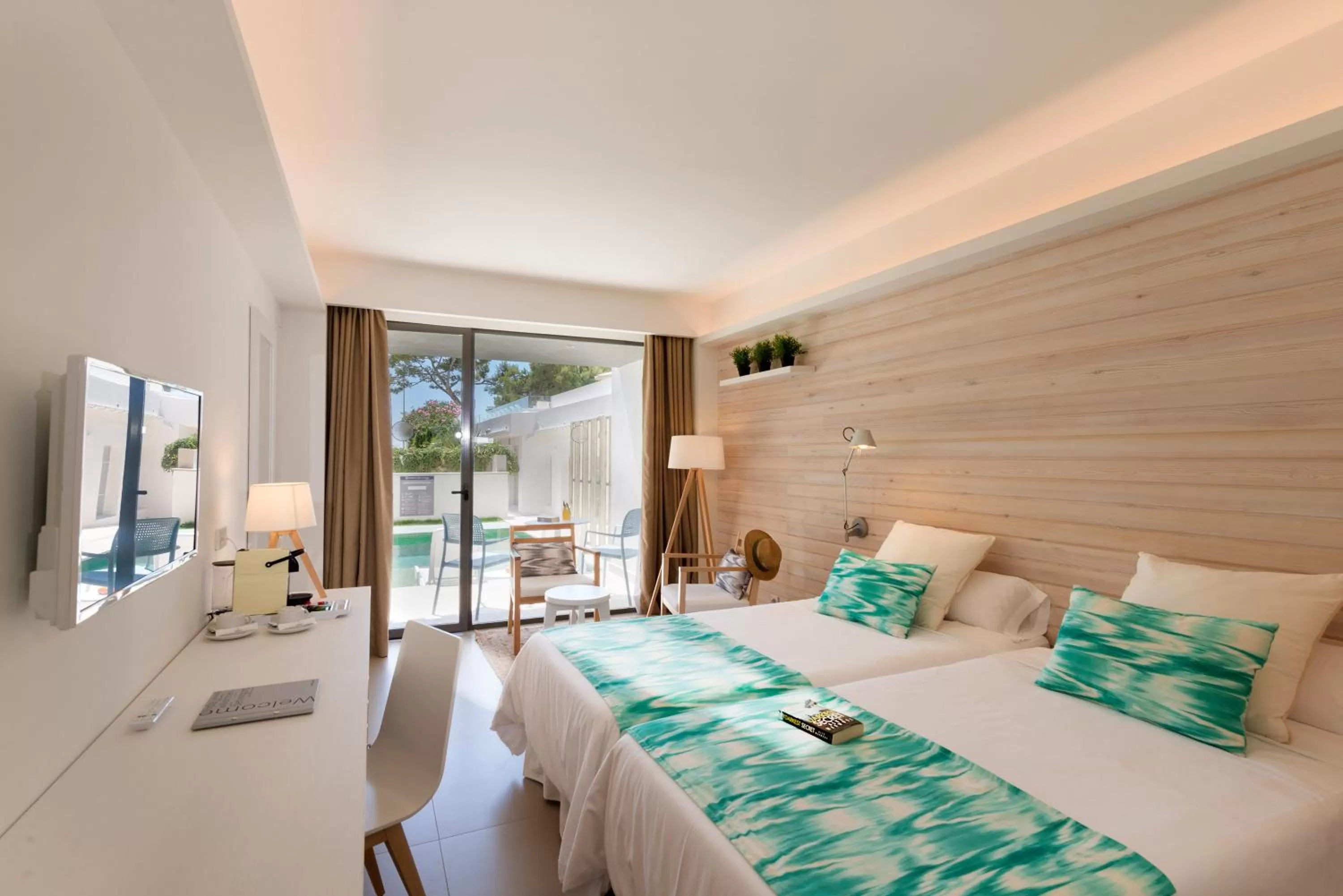 Photo of the whole room, Bed in FERGUS Style Palmanova - Adults Only