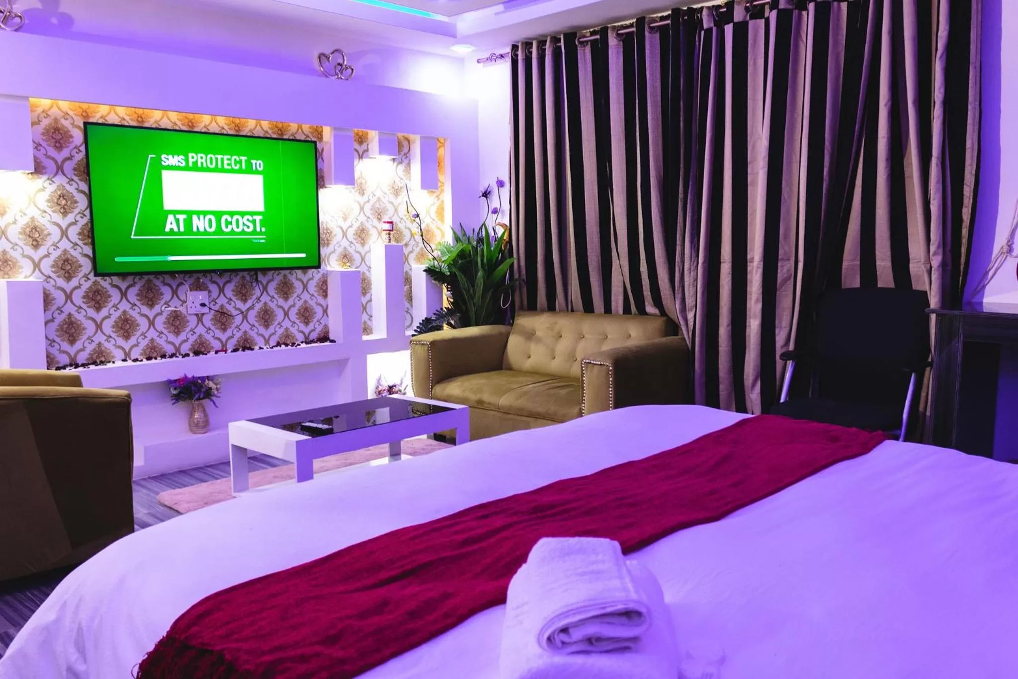 Communal lounge/ TV room, Bed in Gold Crown International Hotel Johannesburg