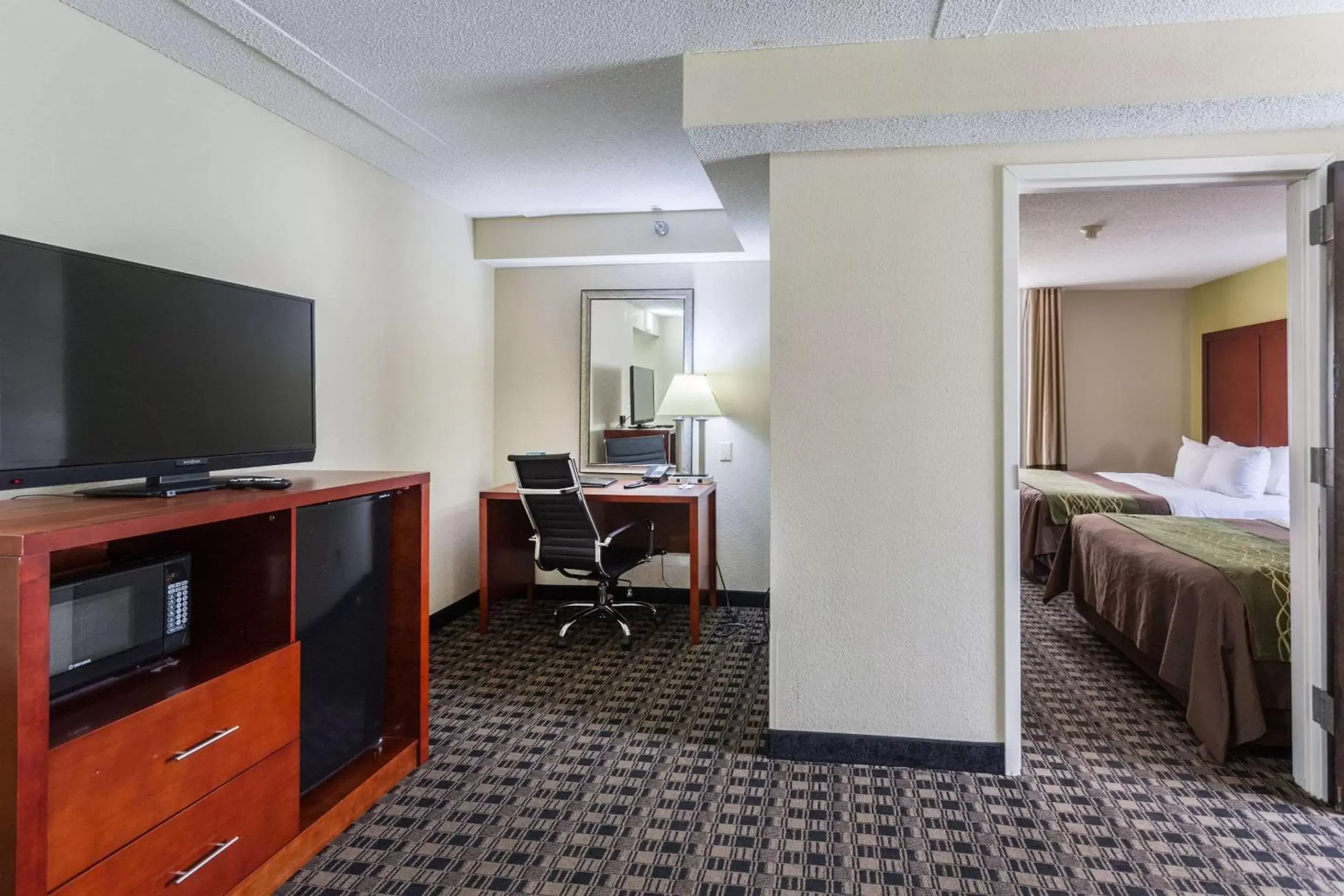 Photo of the whole room, TV/Entertainment Center in Comfort Inn Decatur Priceville