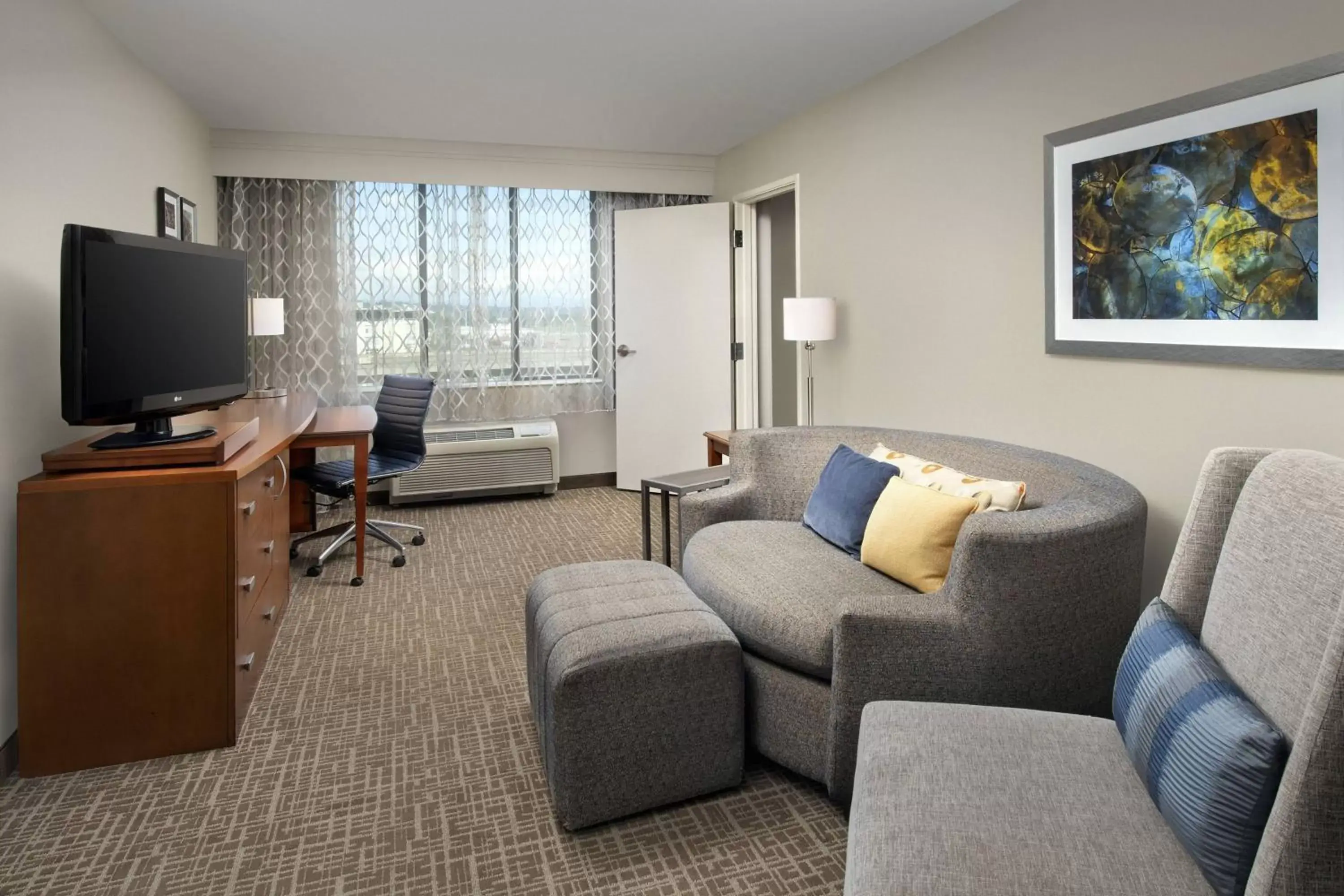 Bedroom, Seating Area in Courtyard Tacoma Downtown