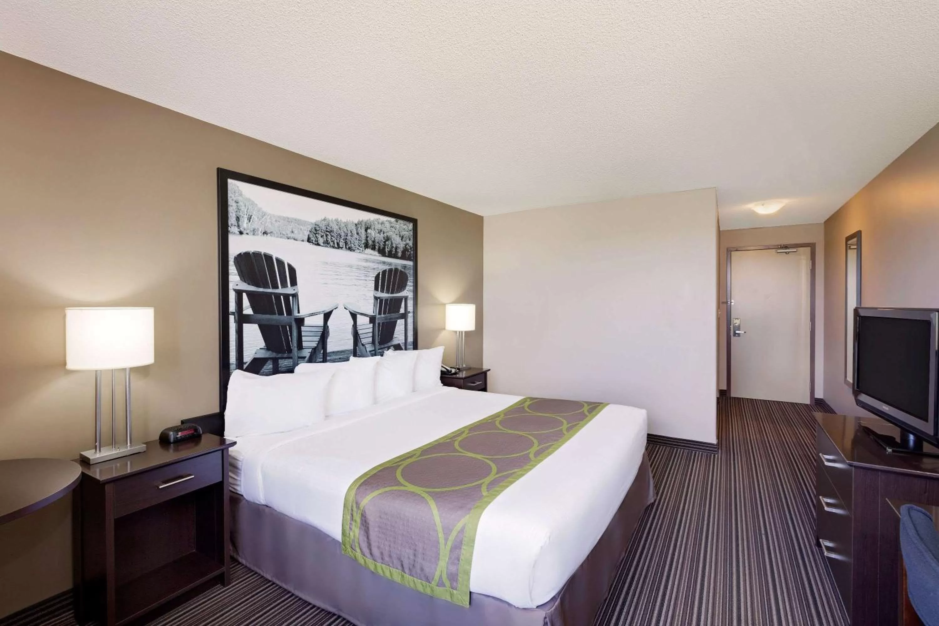 Photo of the whole room, Bed in Super 8 by Wyndham Kapuskasing