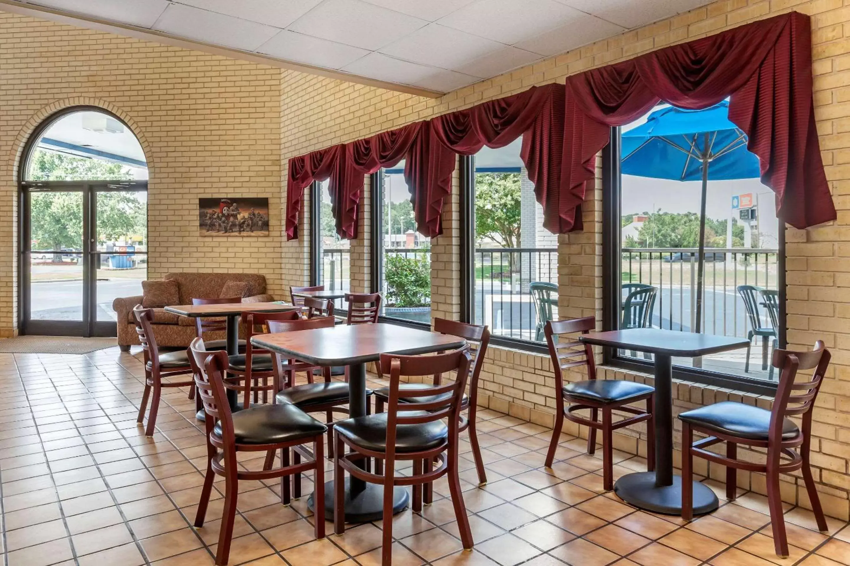 Restaurant/Places to Eat in Econo Lodge Fayetteville