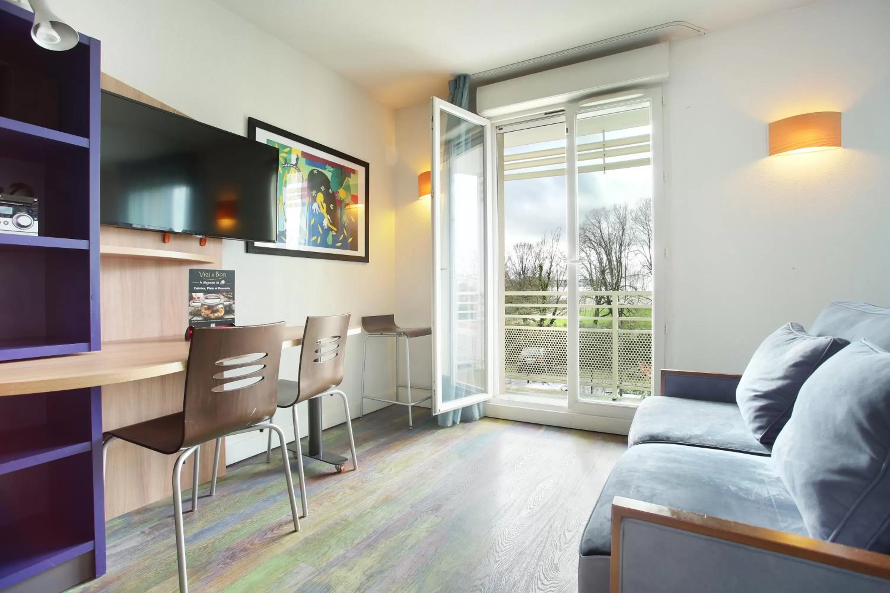 Communal lounge/ TV room in Suite-Home Orléans-Saran