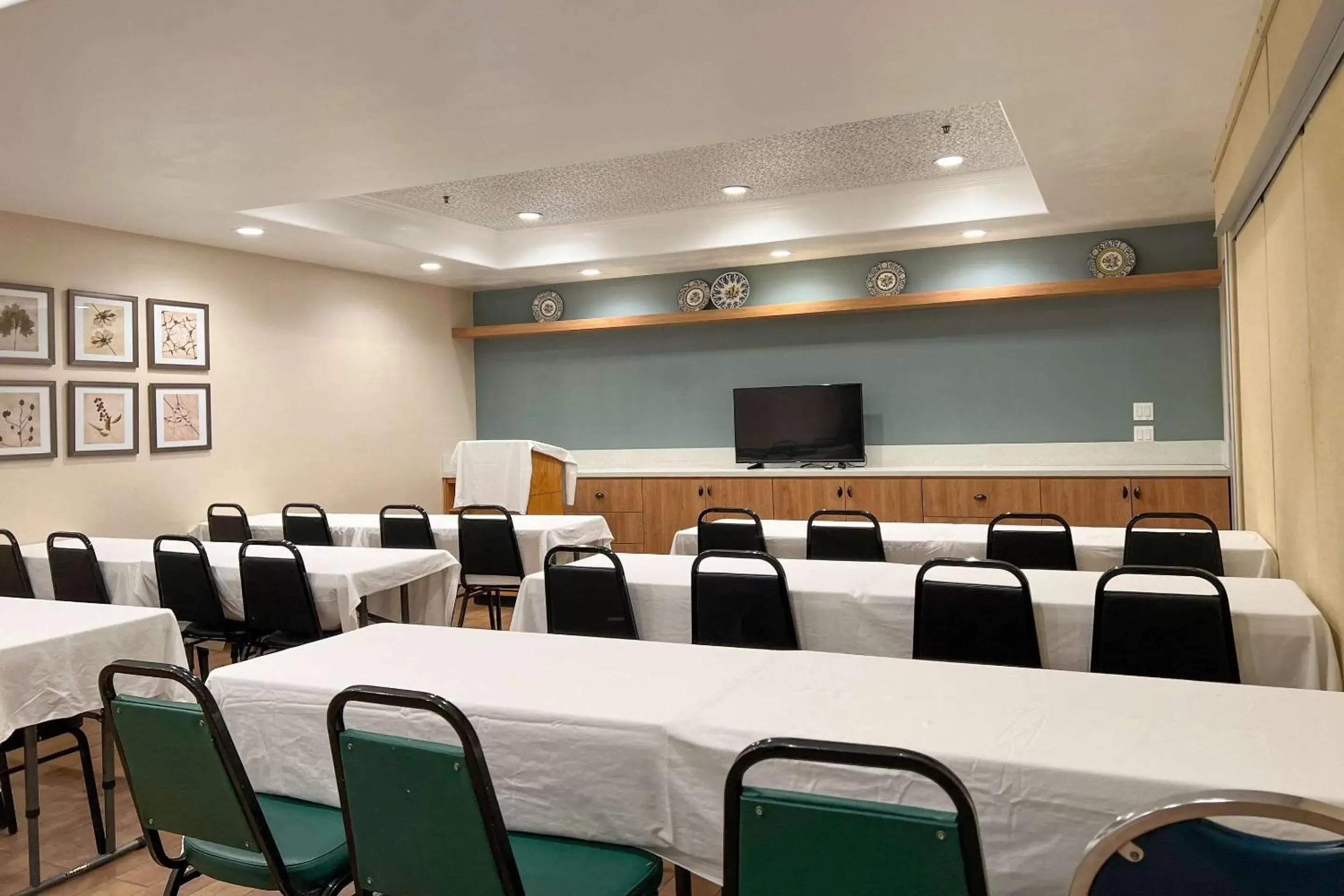 Meeting/conference room in MainStay Suites John Wayne Airport, a Choice Hotel