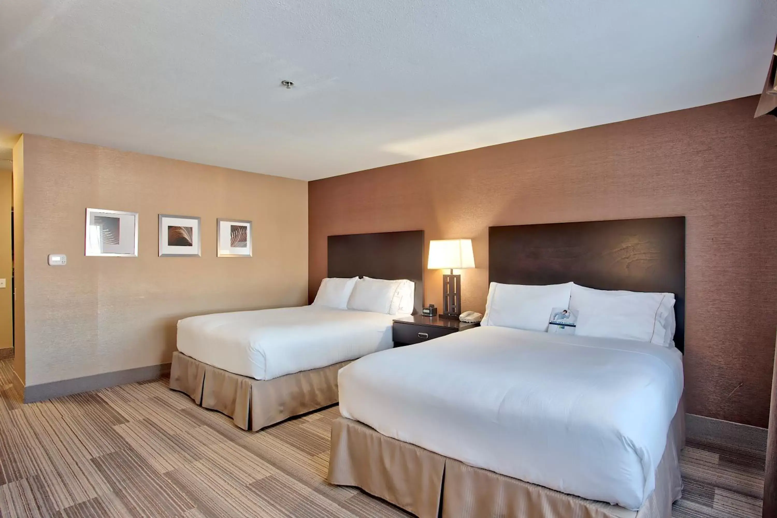 Photo of the whole room, Bed in Holiday Inn Express Costa Mesa, an IHG Hotel