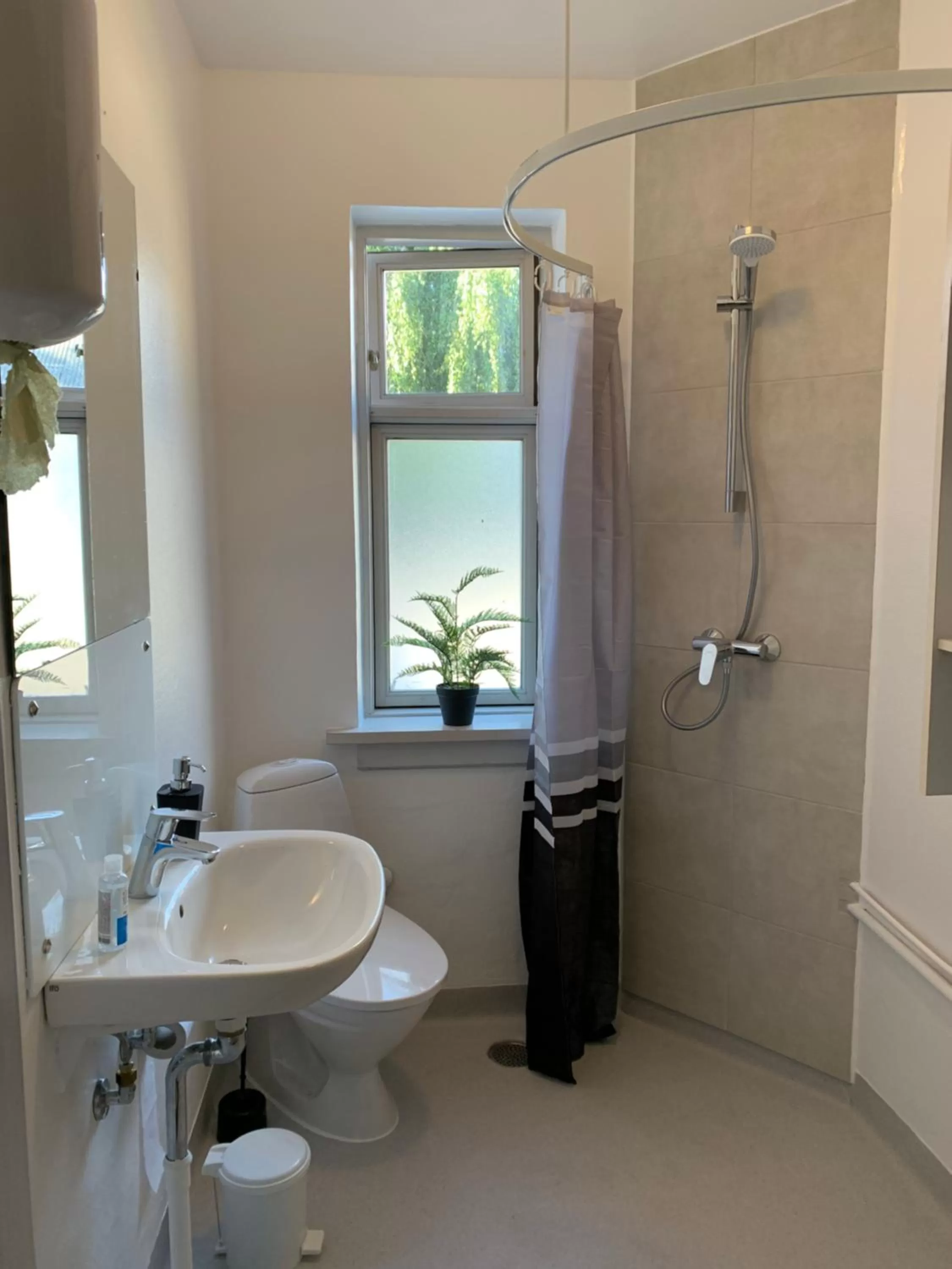 Bathroom in Anne's Bed & Kitchen, Dalgaard