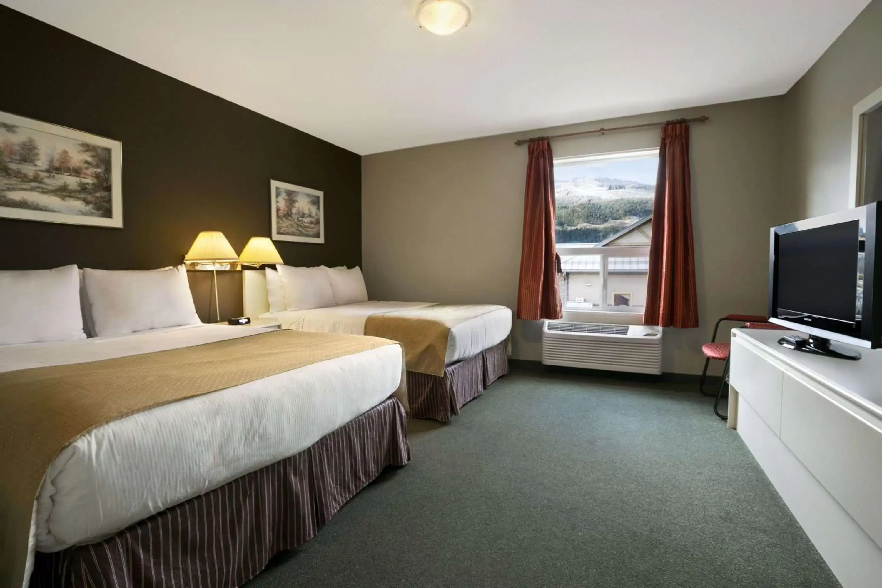 Photo of the whole room, Bed in Super 8 by Wyndham Revelstoke BC