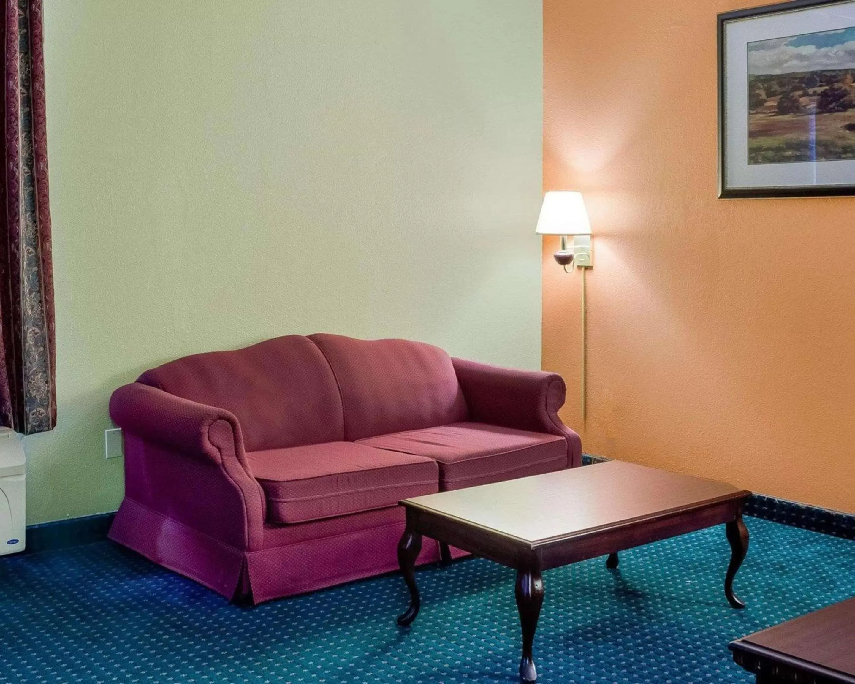 Photo of the whole room, Seating Area in Econo Lodge Canton I-55