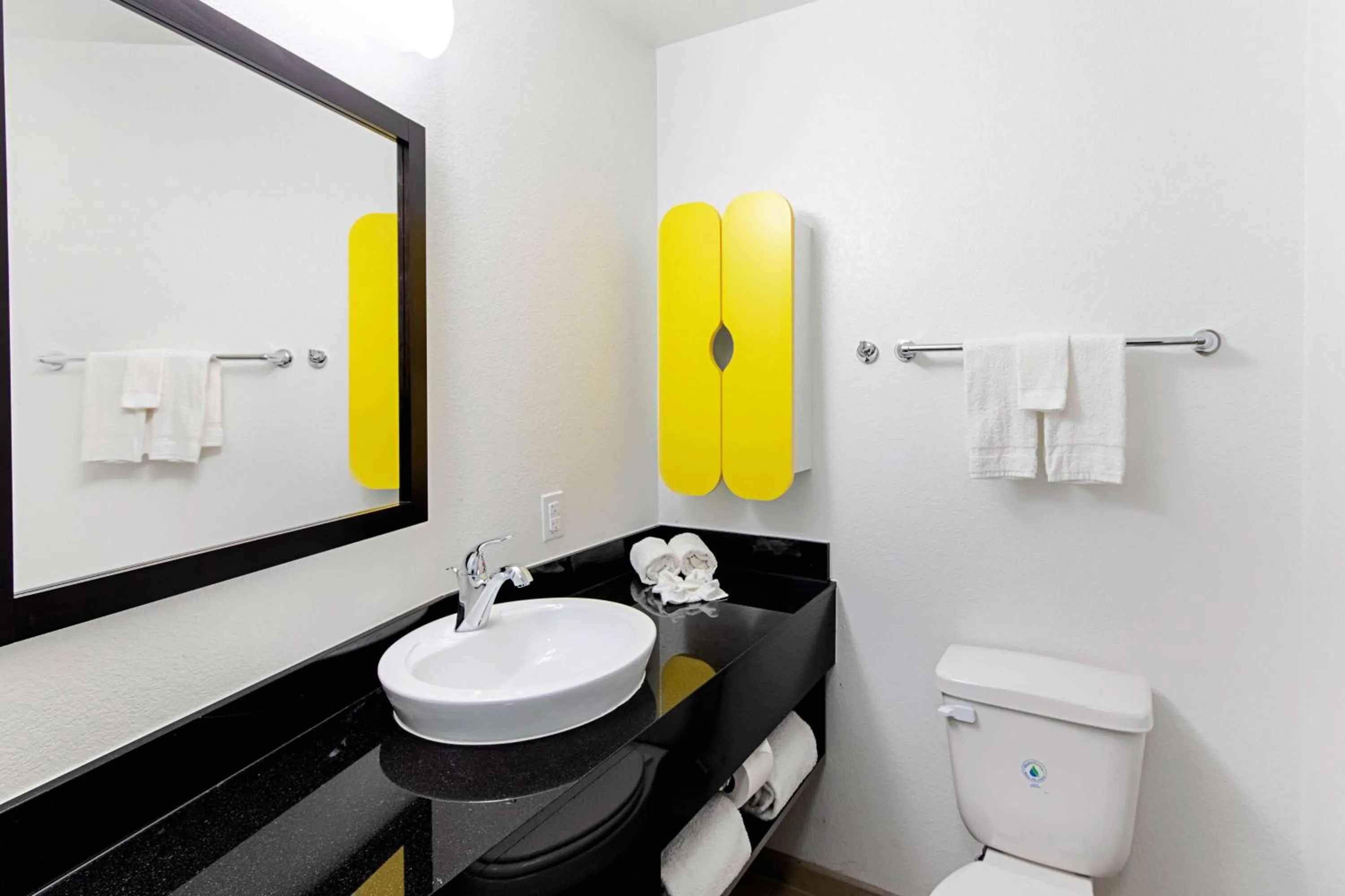 Toilet in Studio 6 Austin Airport