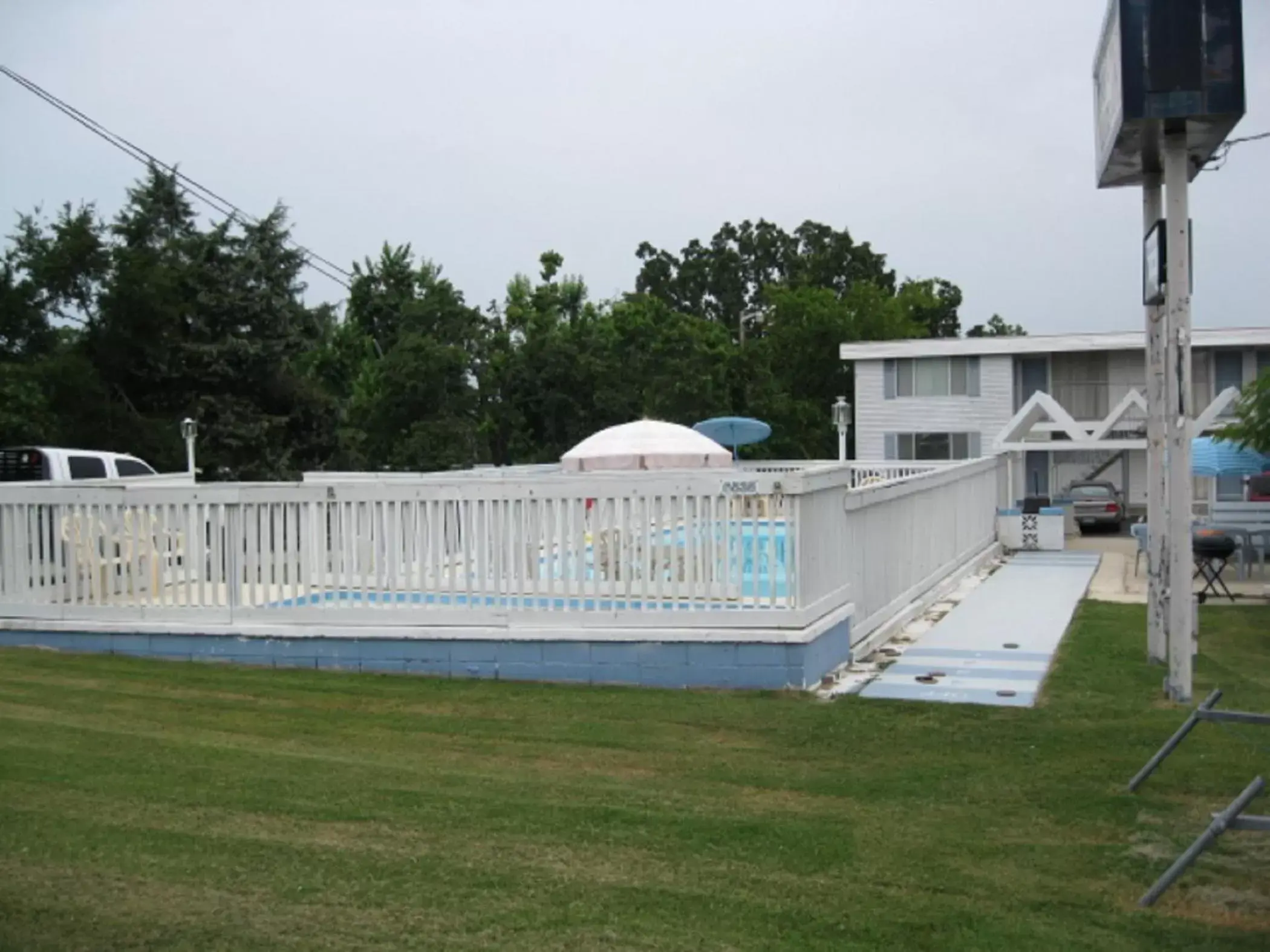 Swimming Pool in Twin Lakes Inn