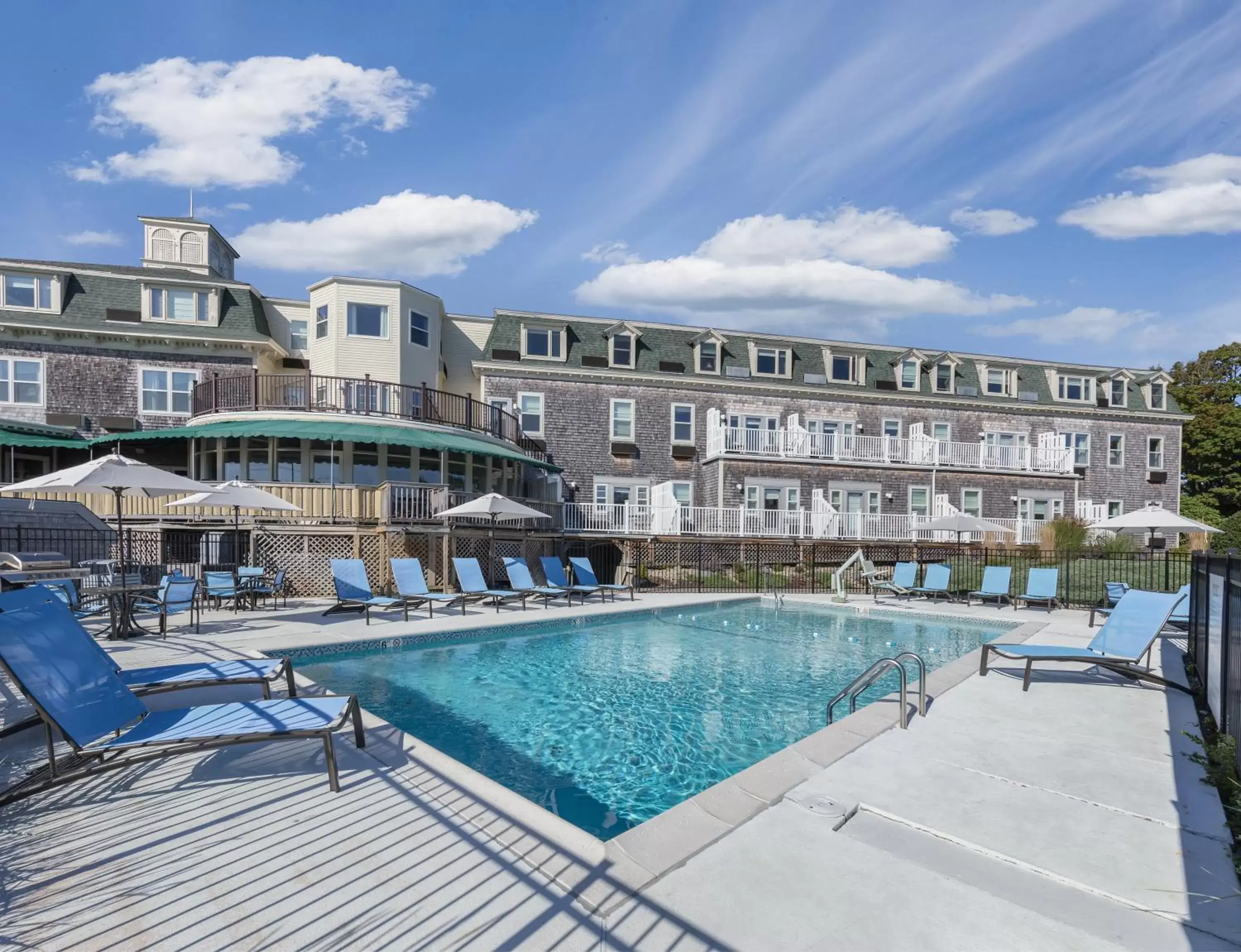 Swimming pool, Property Building in Club Wyndham Bay Voyage Inn