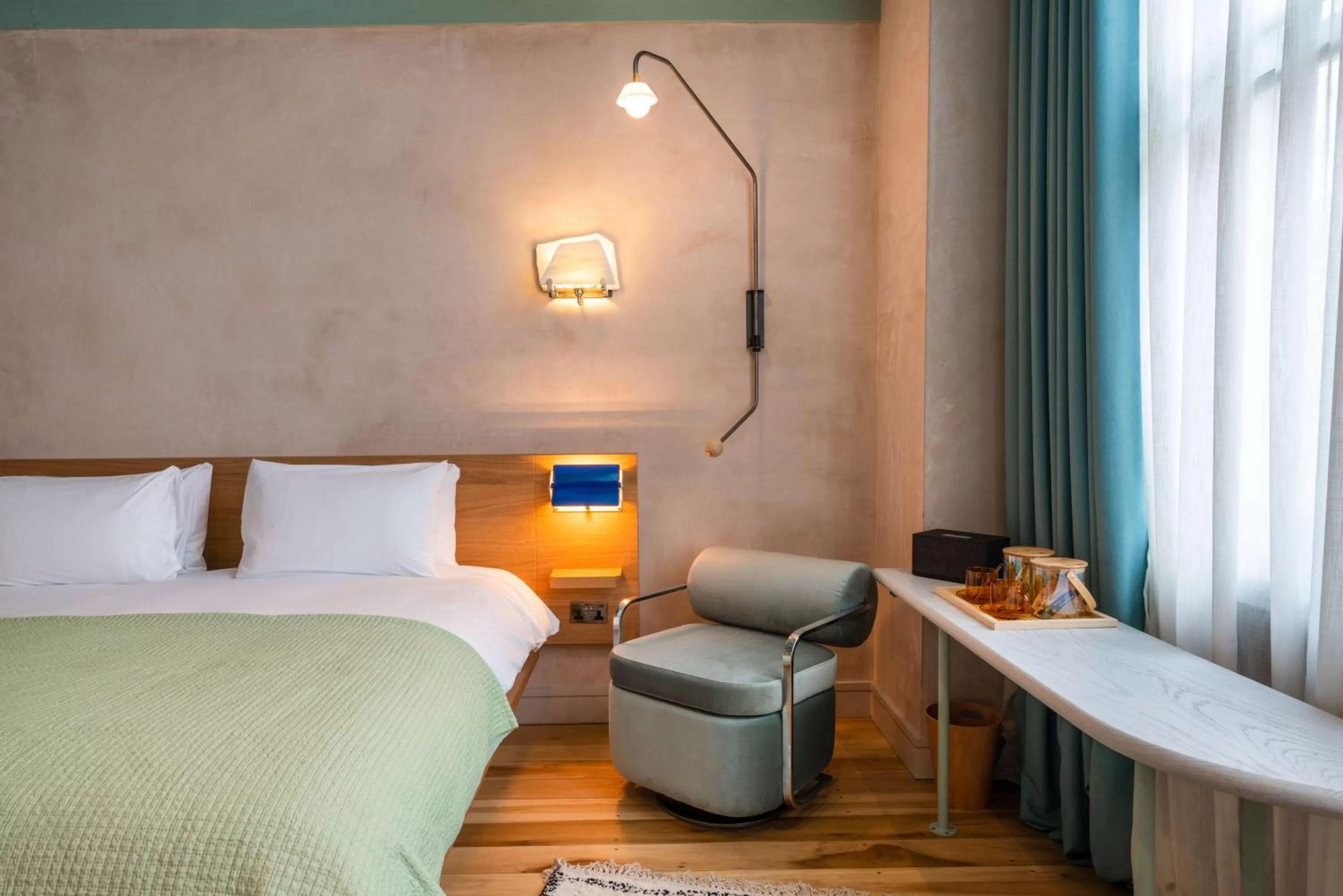 Seating area, Bed in The Alan