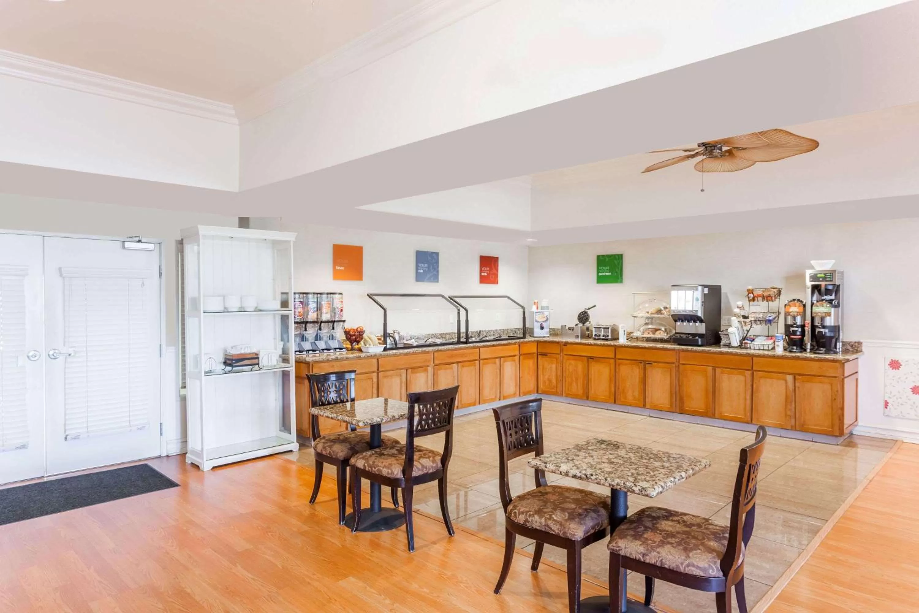 Restaurant/places to eat in Hawthorn Suites