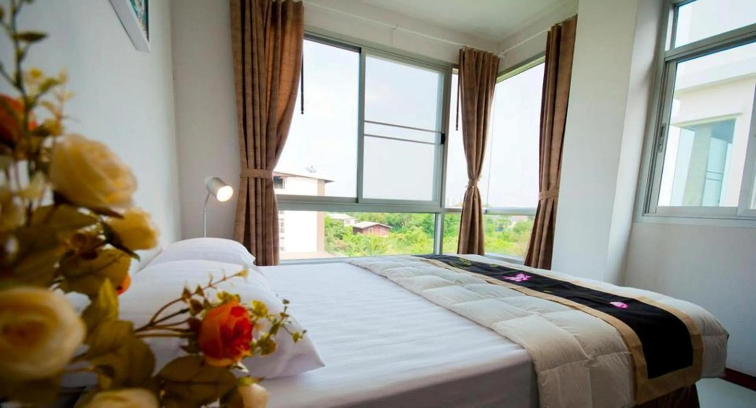 Bed in The Meet Green Apartment