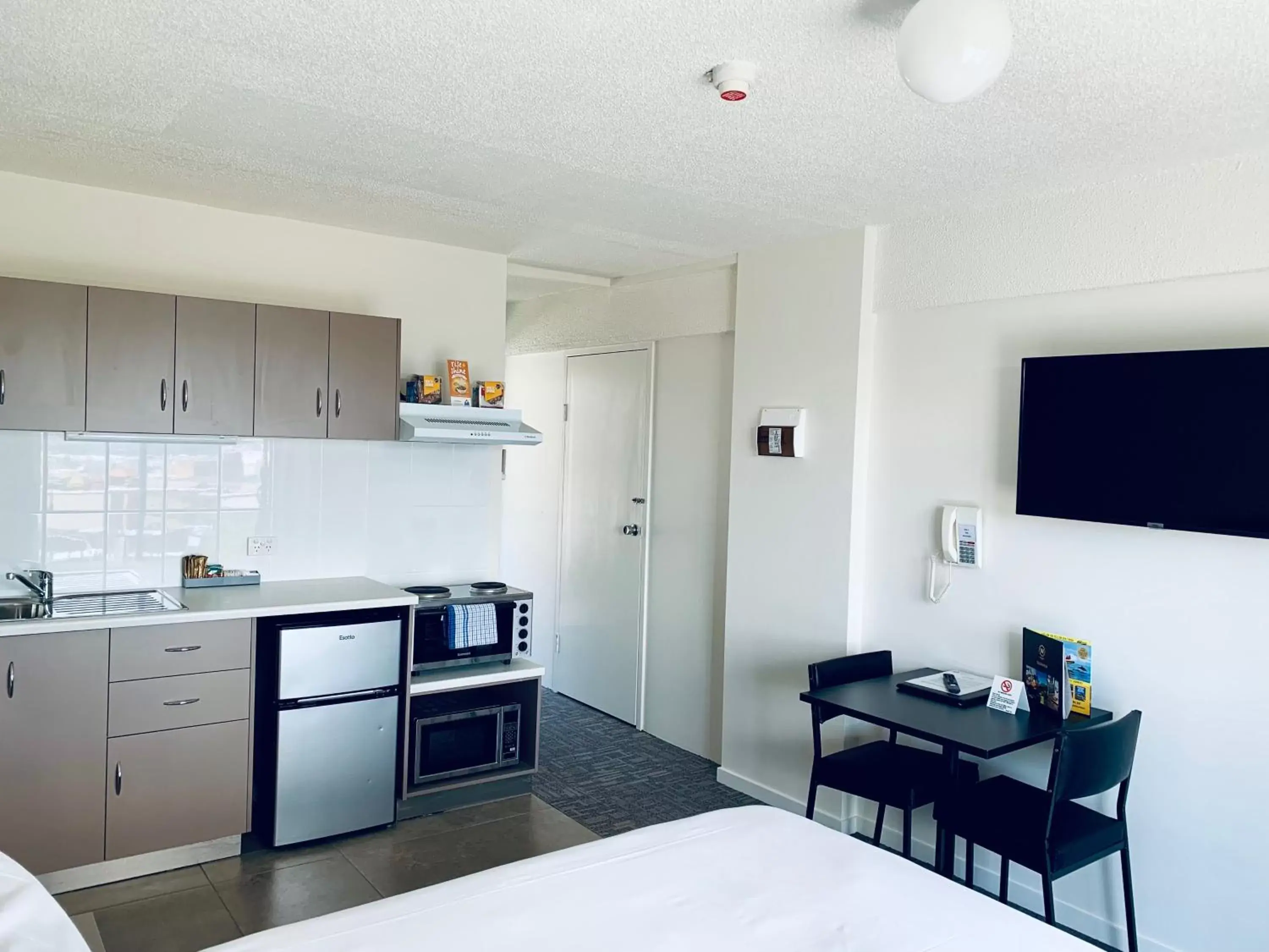 Kitchen or kitchenette, Kitchen/Kitchenette in Adina Place Motel Apartments