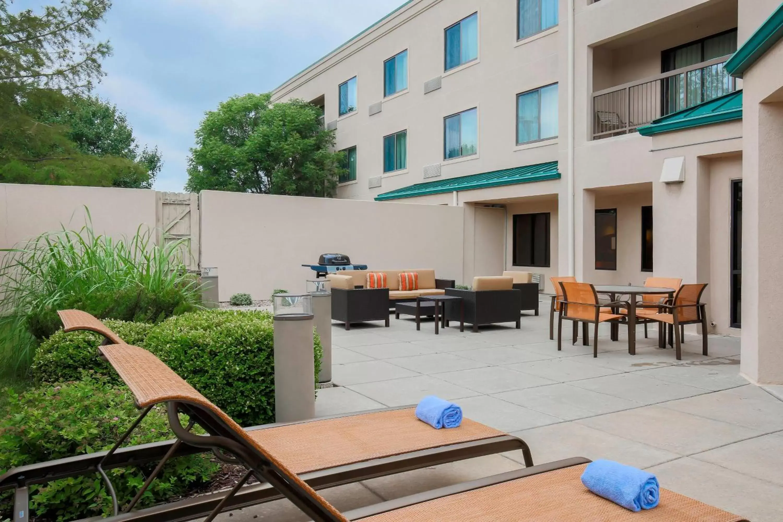 Property building, Restaurant/Places to Eat in Courtyard by Marriott Topeka