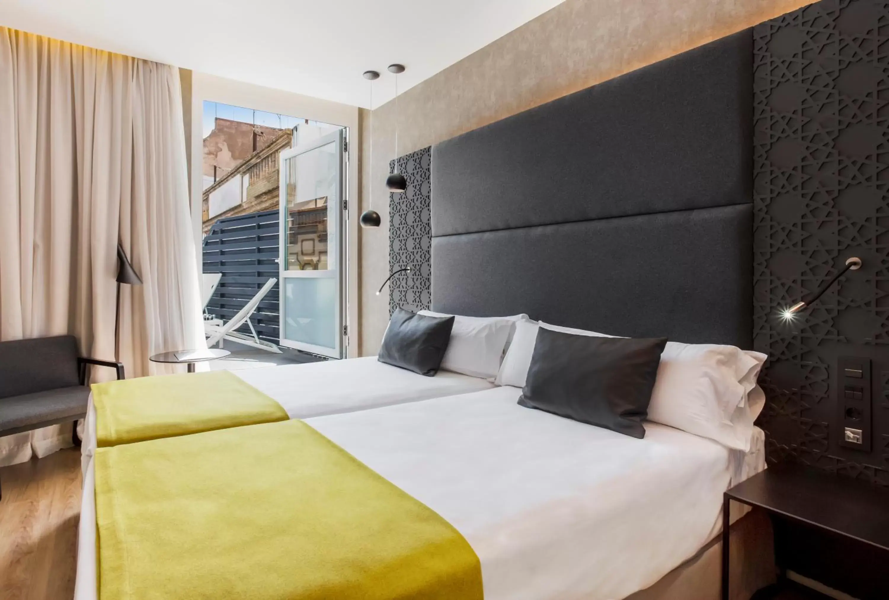 Photo of the whole room, Bed in Catalonia Giralda