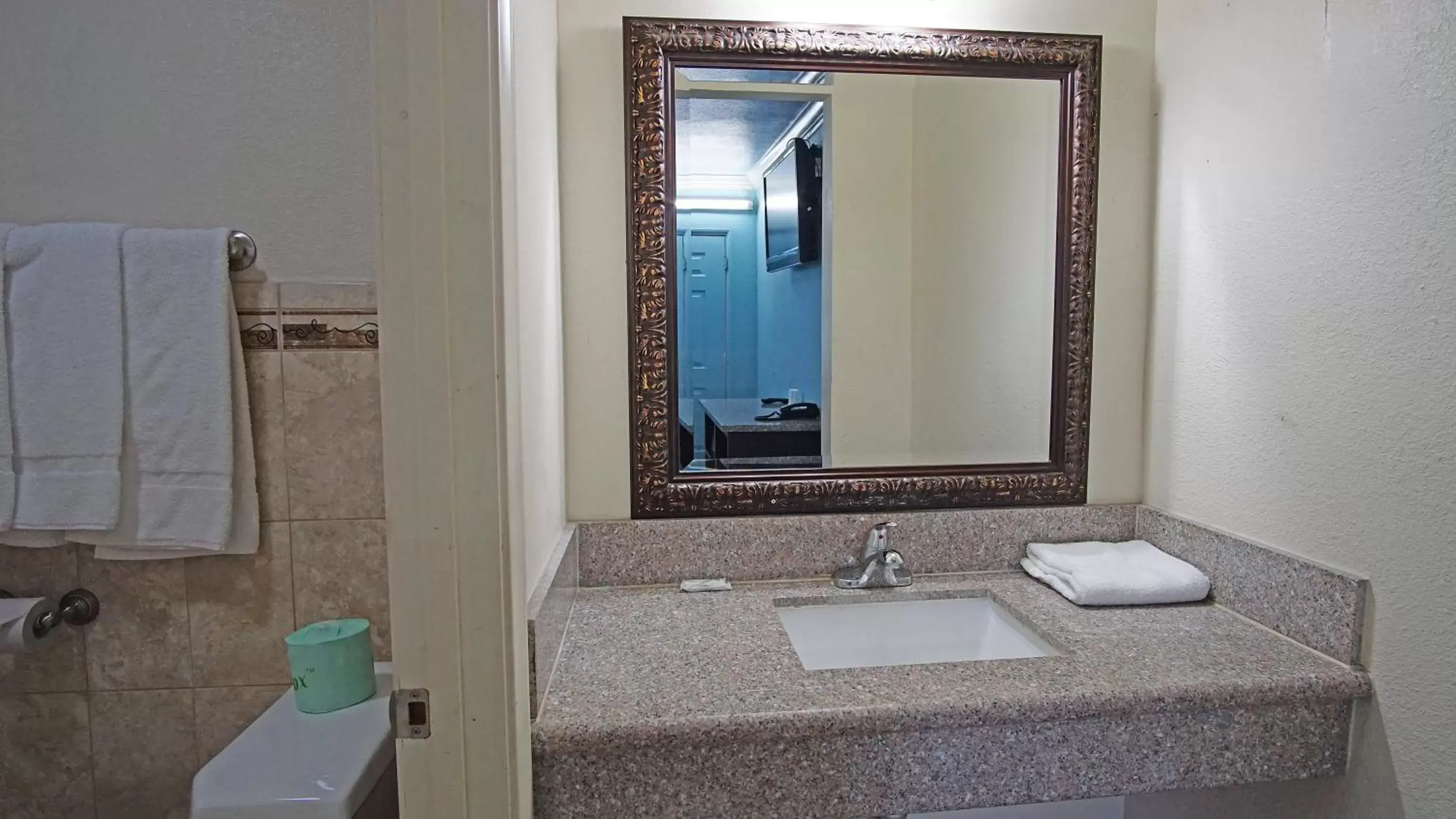 Bathroom in Lincoln Motel - Los Angeles, Hollywood Area