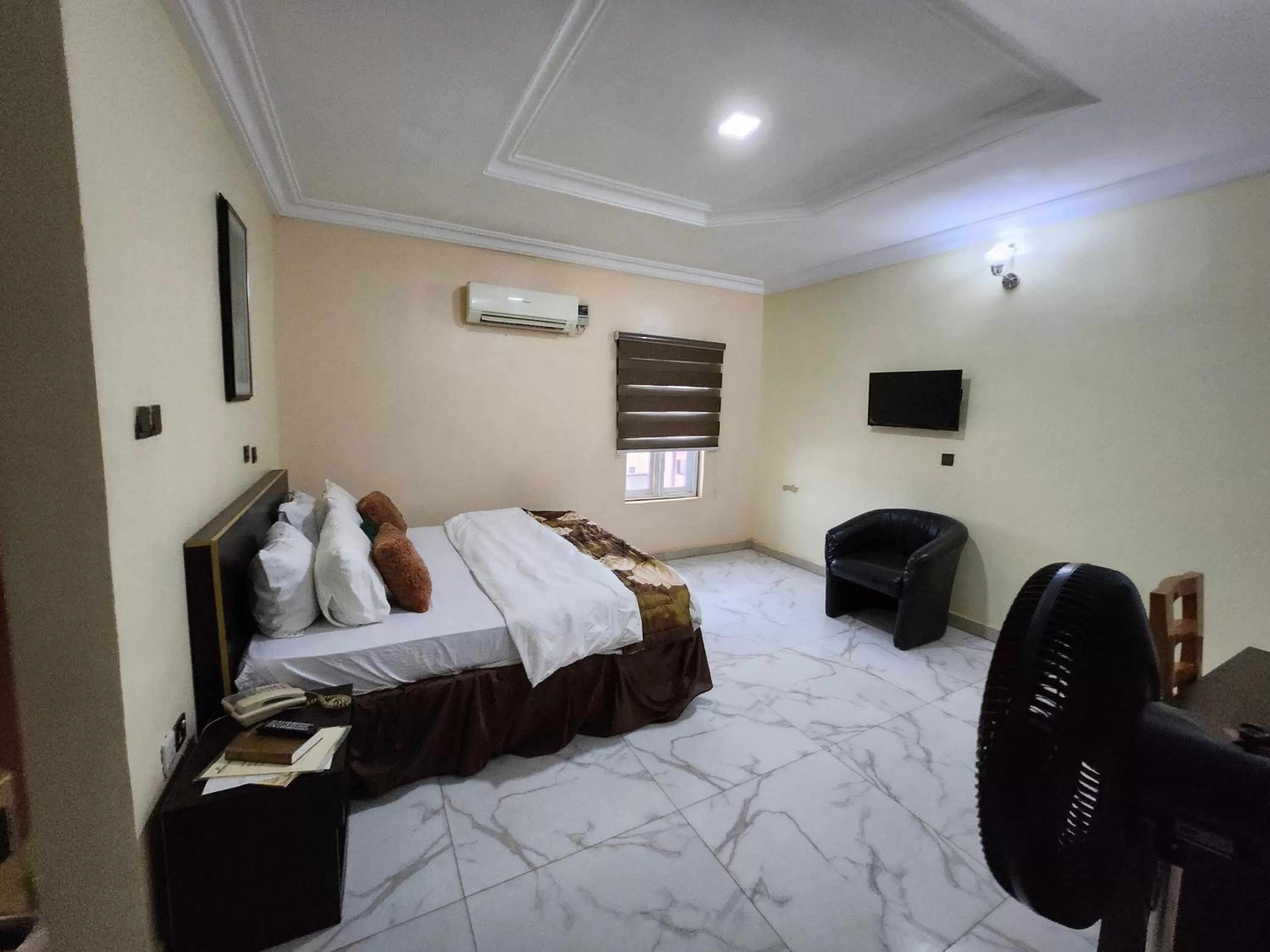 Bed in Nue-Crest Hotels & Suites