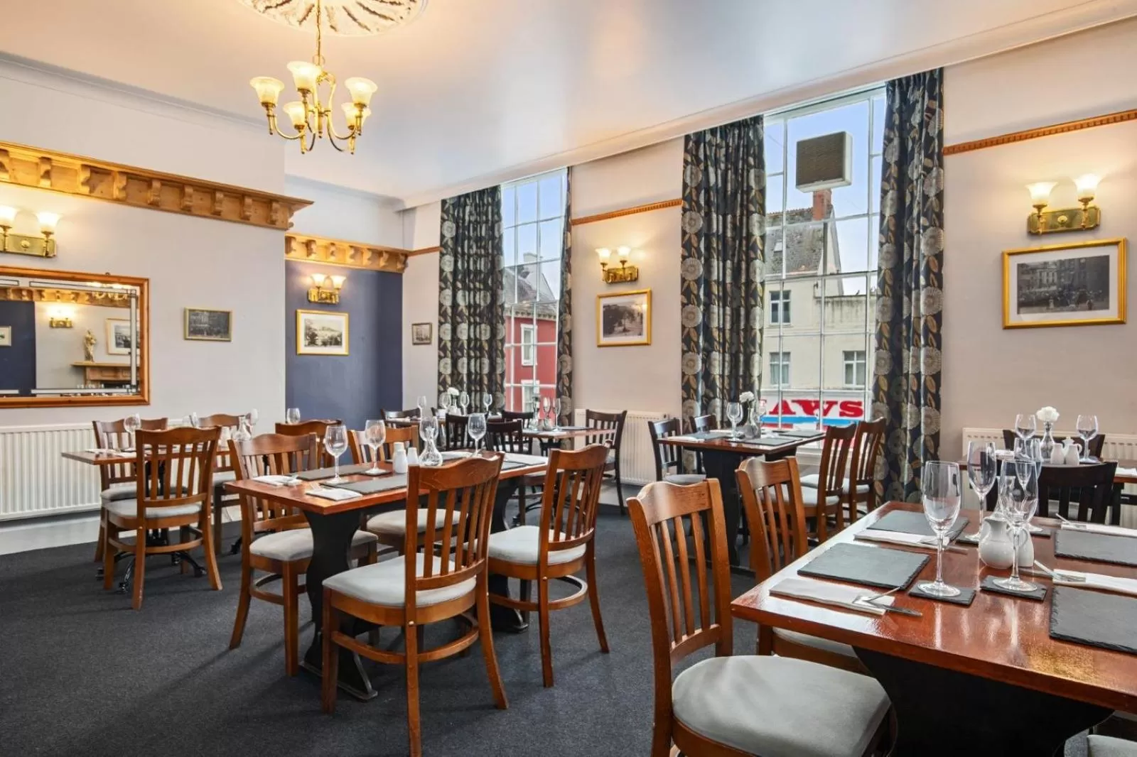 Restaurant/Places to Eat in Castle Hotel Haverfordwest