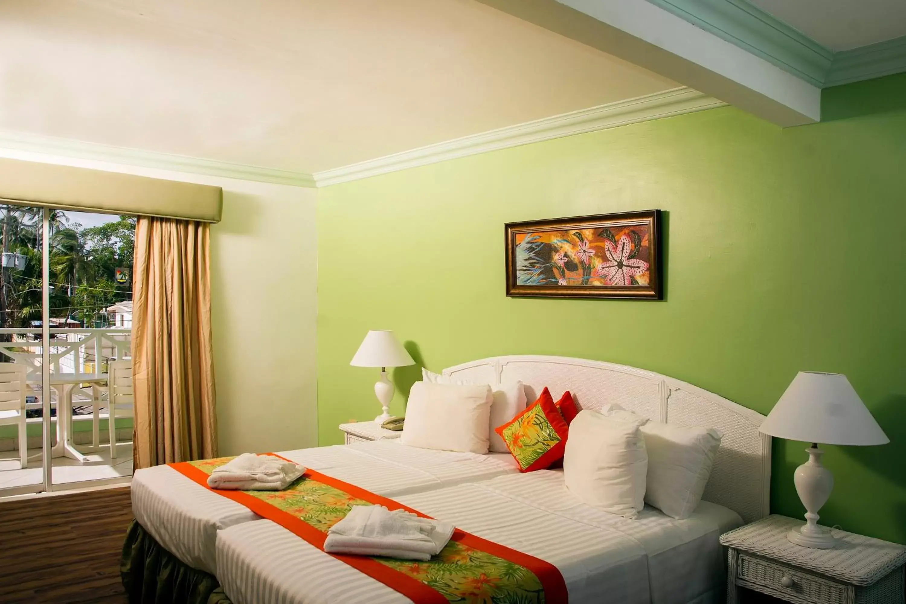 Bedroom, Bed in Dover Beach Hotel