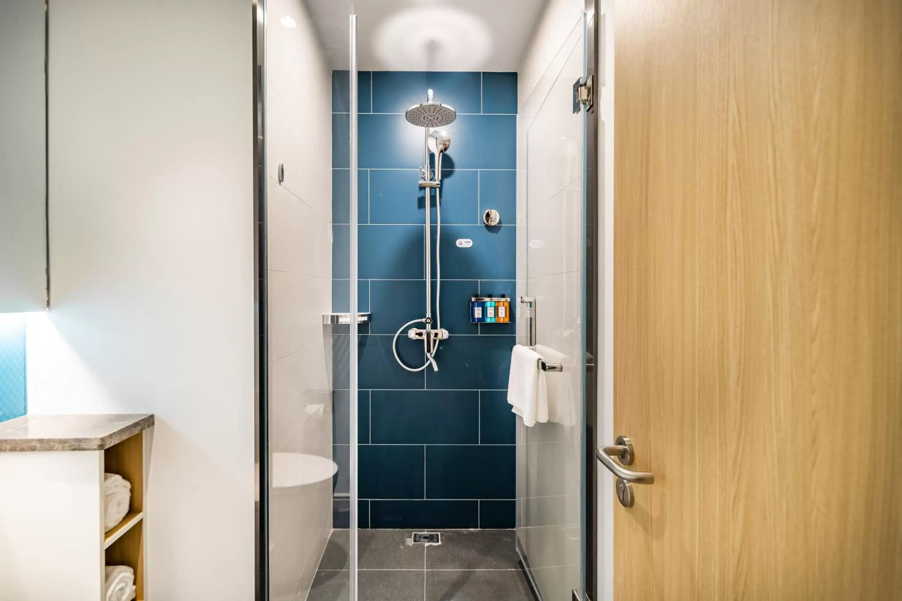 Photo of the whole room, Bathroom in Holiday Inn Express Shanghai Pudong Zhangjiang, an IHG Hotel