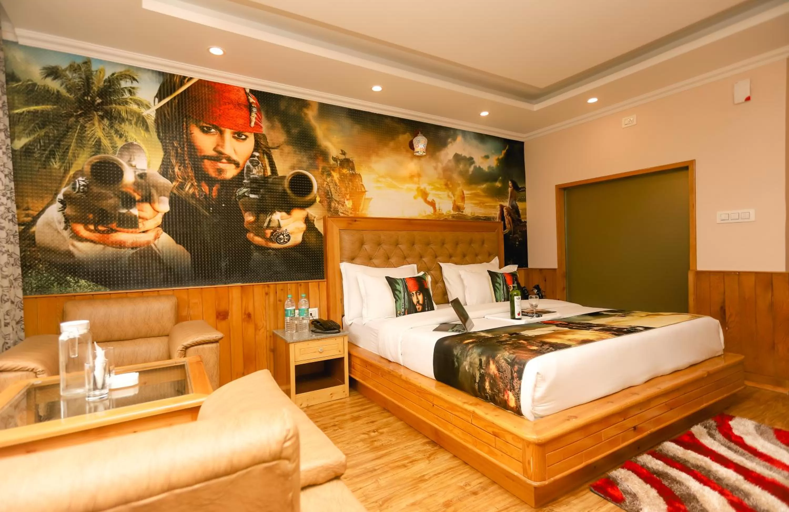 Photo of the whole room, Bed in Hotel Smugglers Mountain View - central heated & air Cooled