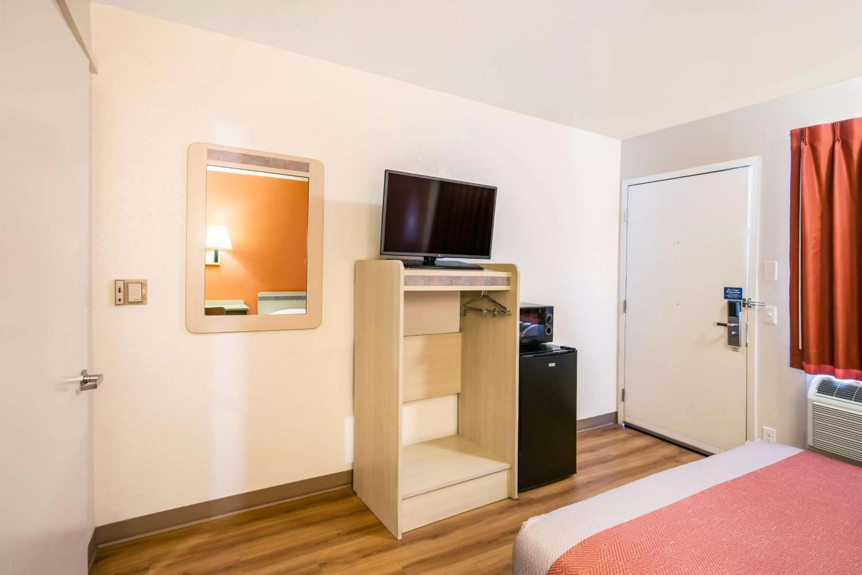 TV and multimedia, Bed in Motel 6 Williams, Ca